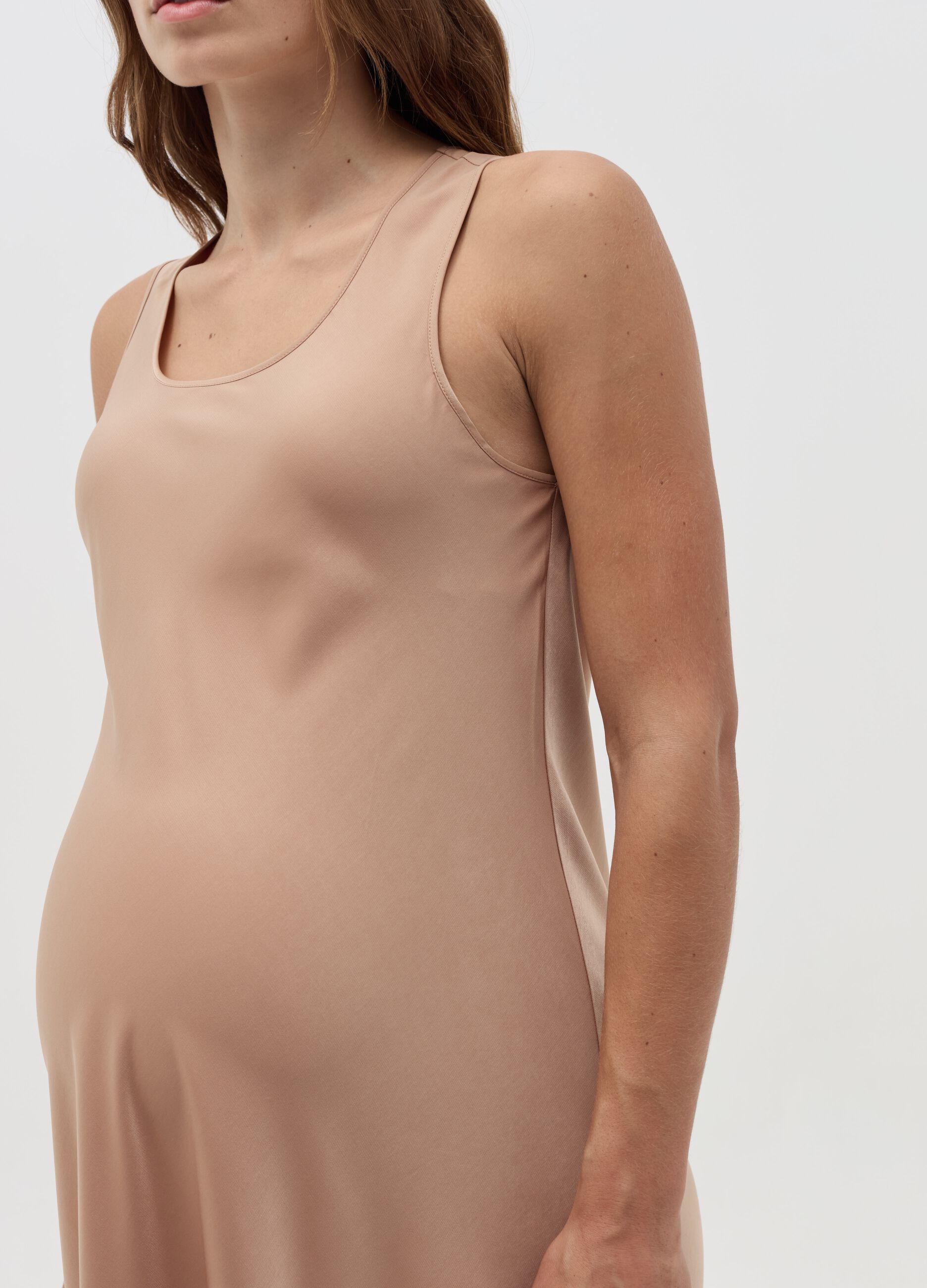 Sleeveless maternity dress in satin