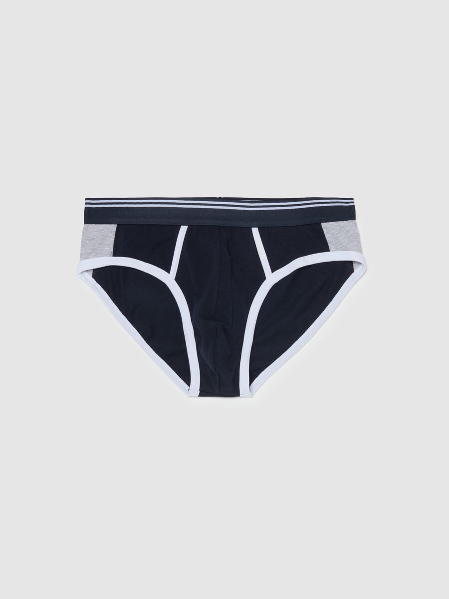 Briefs with contrasting details_4