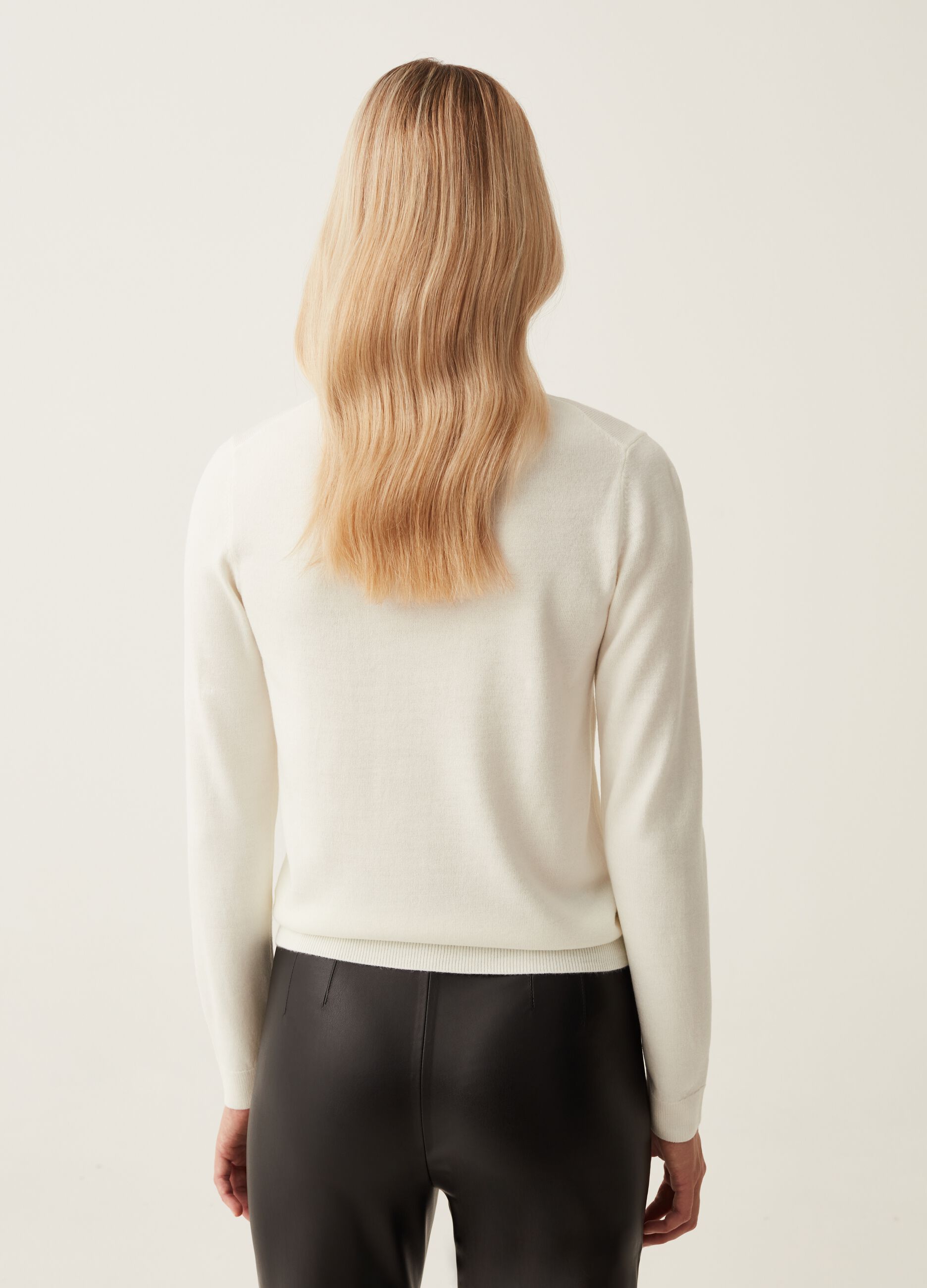 Round neck pullover