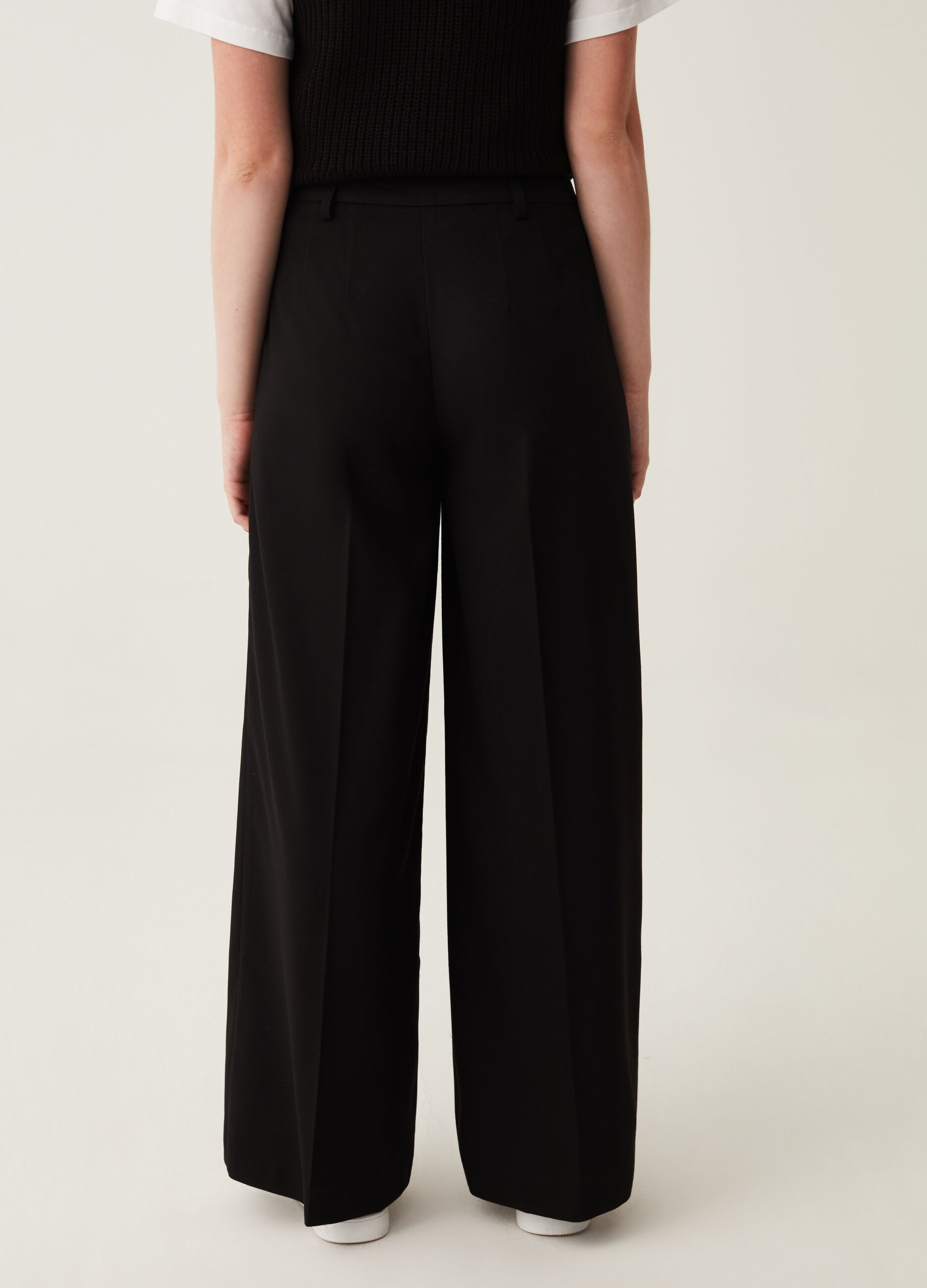 Wide-leg trousers with darts