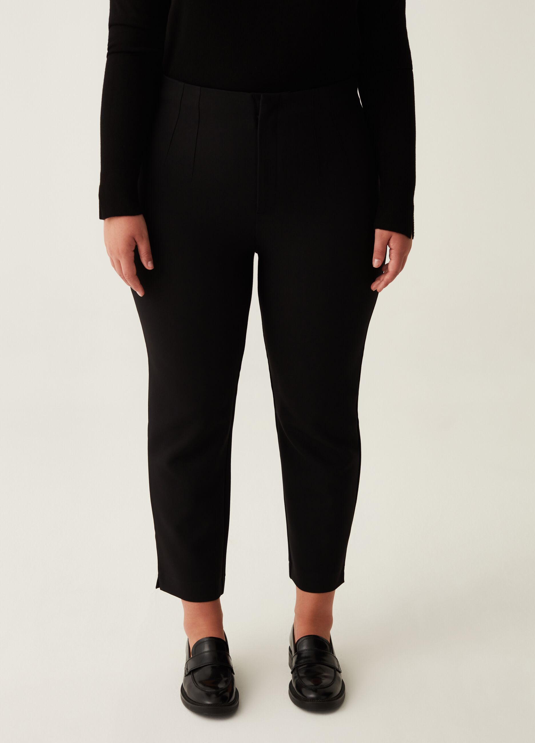 Curvy cigarette trousers with slits