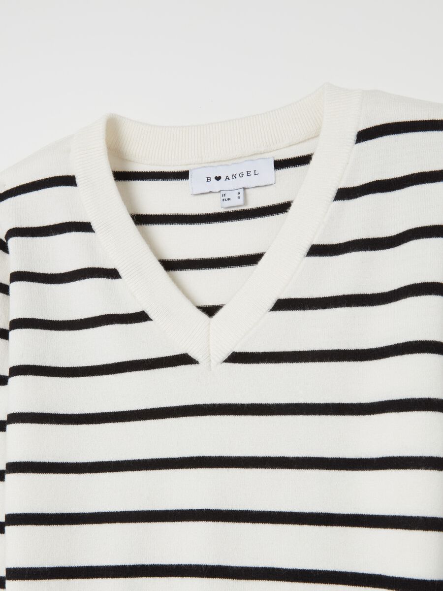 Crop pullover with V neck and stripes_1