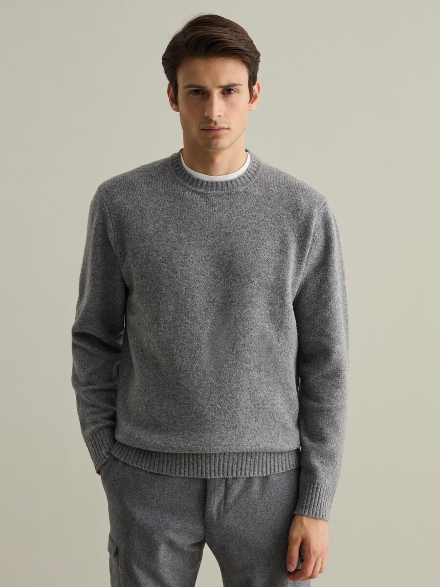 Contemporary pullover with round neck_0