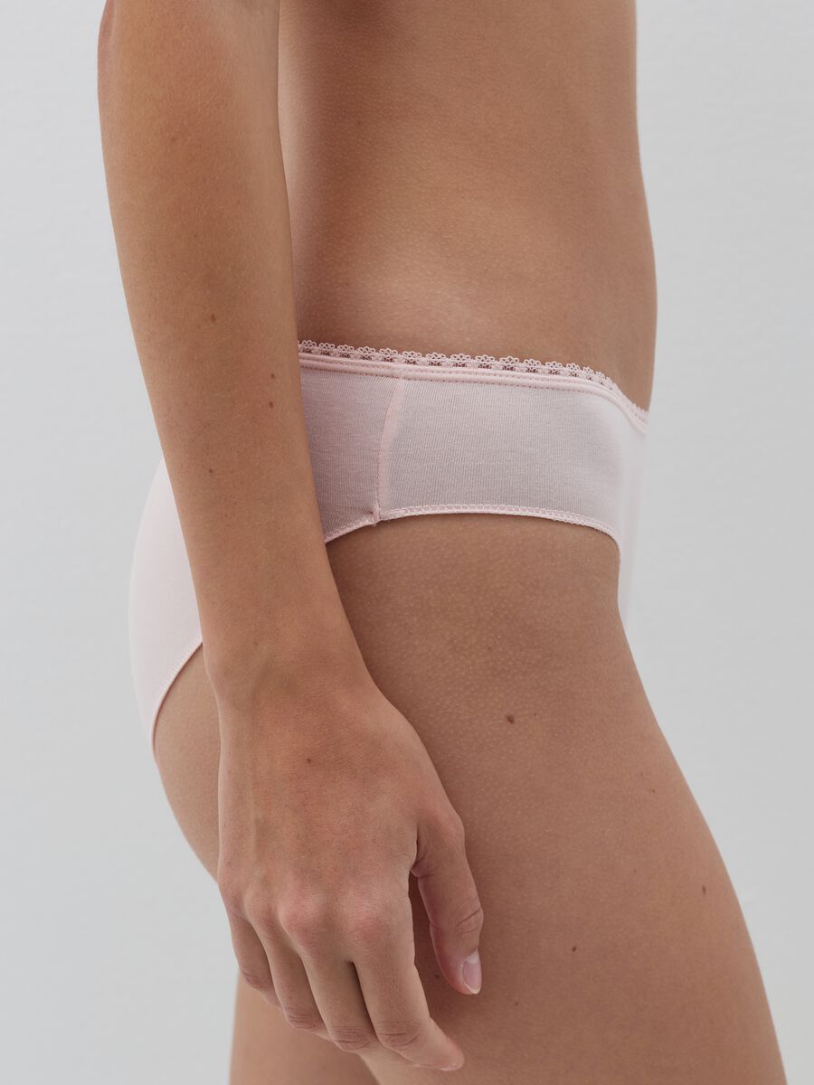 Three-pack briefs in organic cotton with lace trim_2