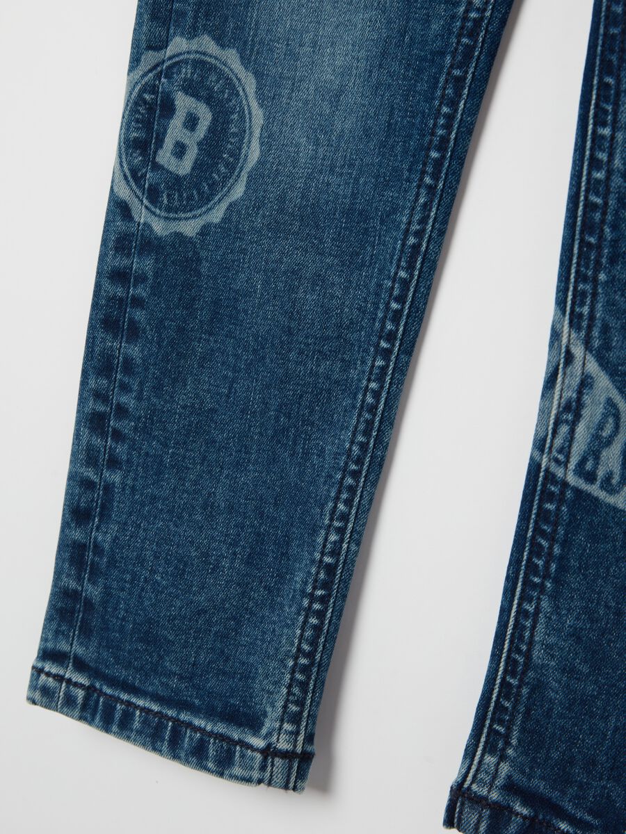 Slim-fit jeans with five pockets and "Varsity" print_3