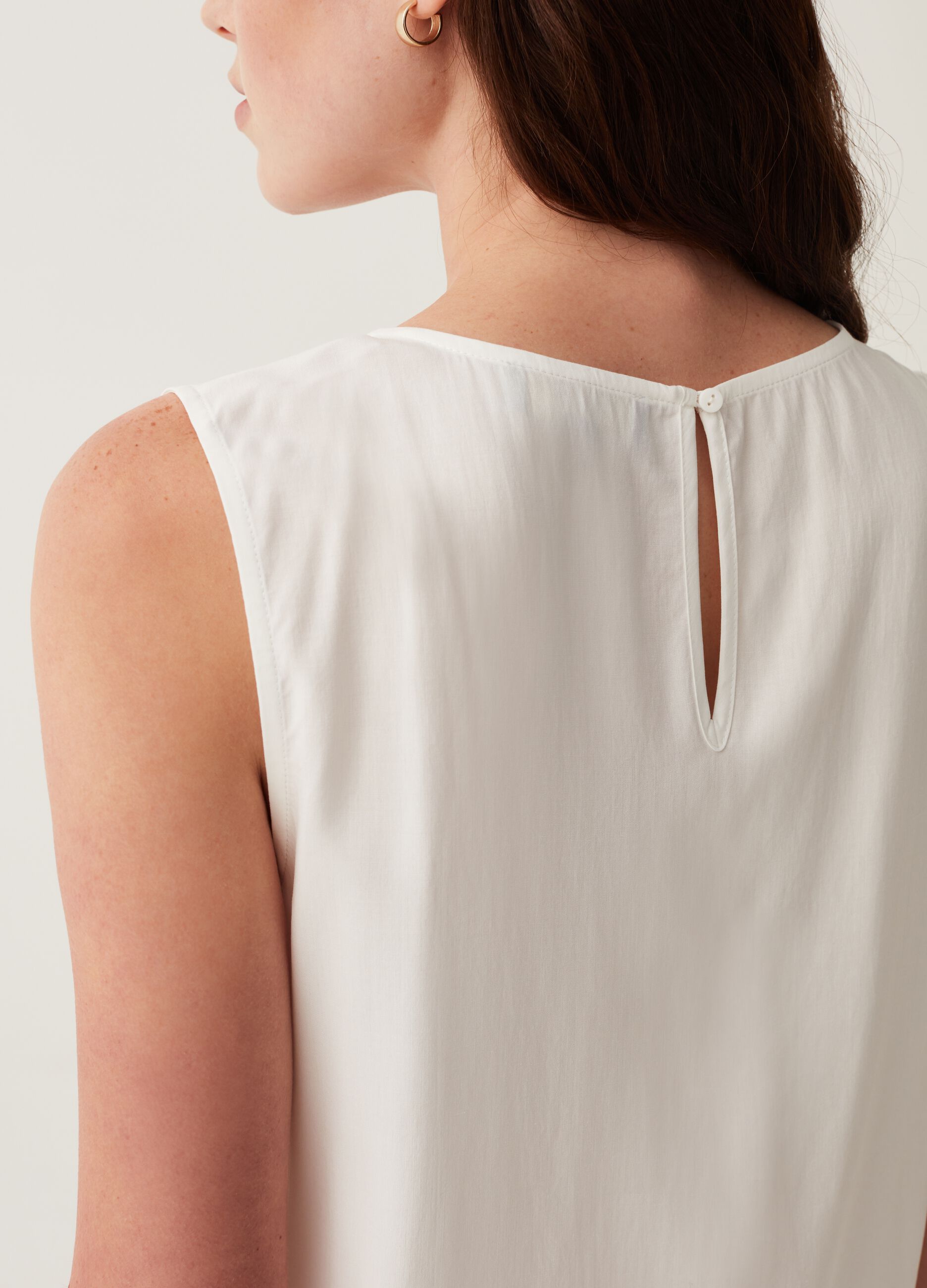 Sleeveless blouse with pleating