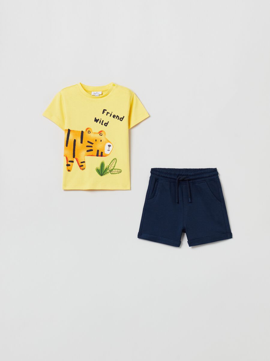 Pack jogging camiseta con estampado y shorts_0