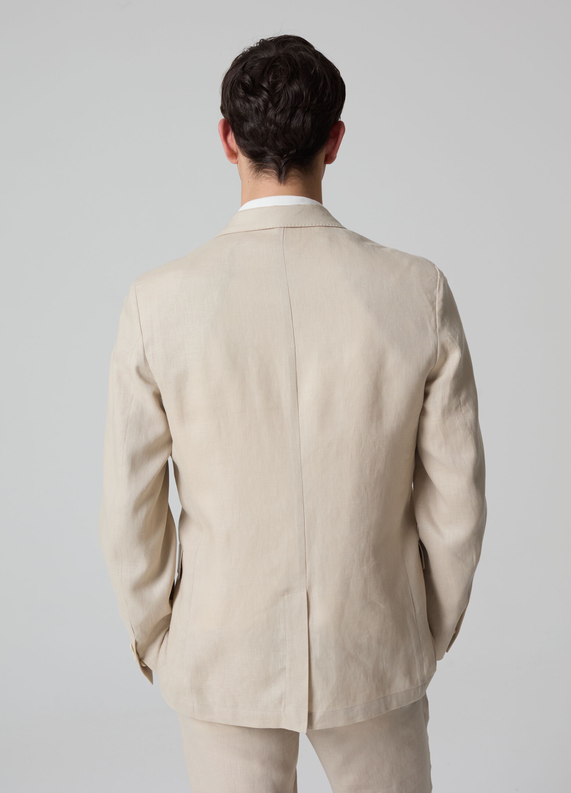 Contemporary single-breasted blazer in linen