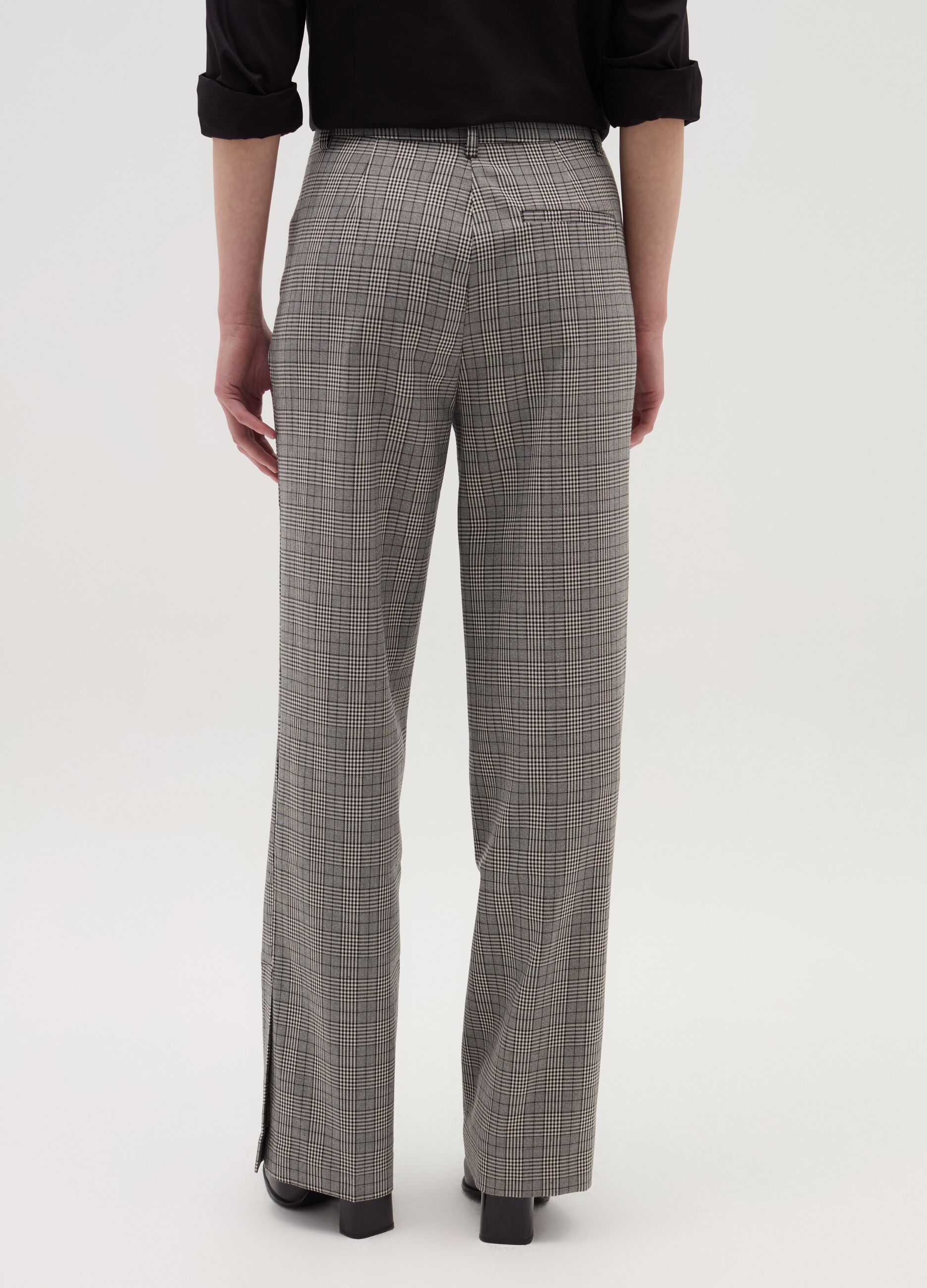 Trousers with splits on the hem