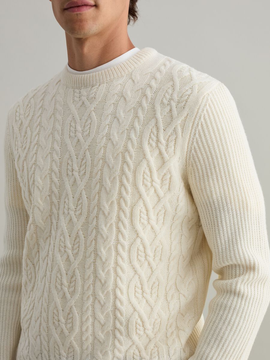 Pullover with cable-knit design_2