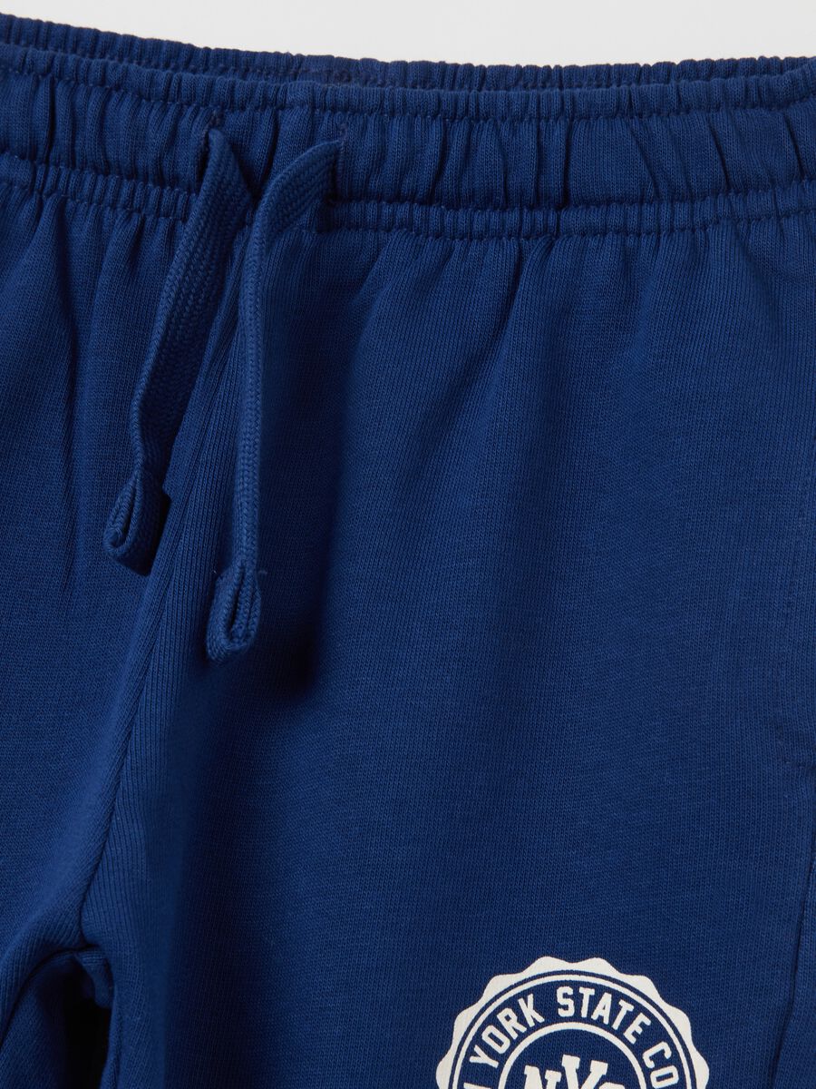 Joggers in cotone bio con coulisse e stampa_3