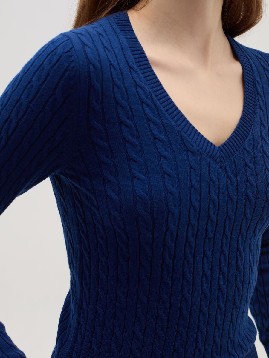 Pullover with cable design and V neck_3