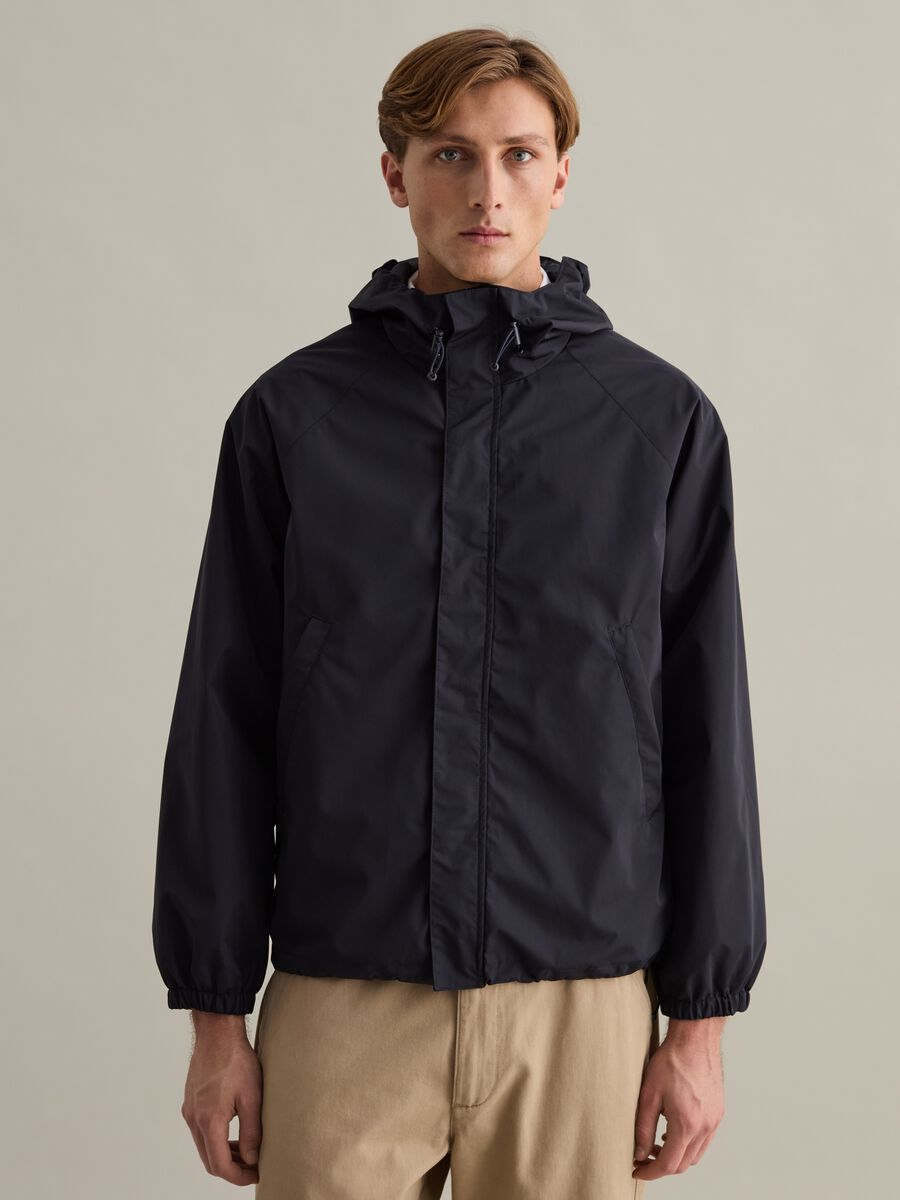 Chaqueta corta impermeable con capucha_0