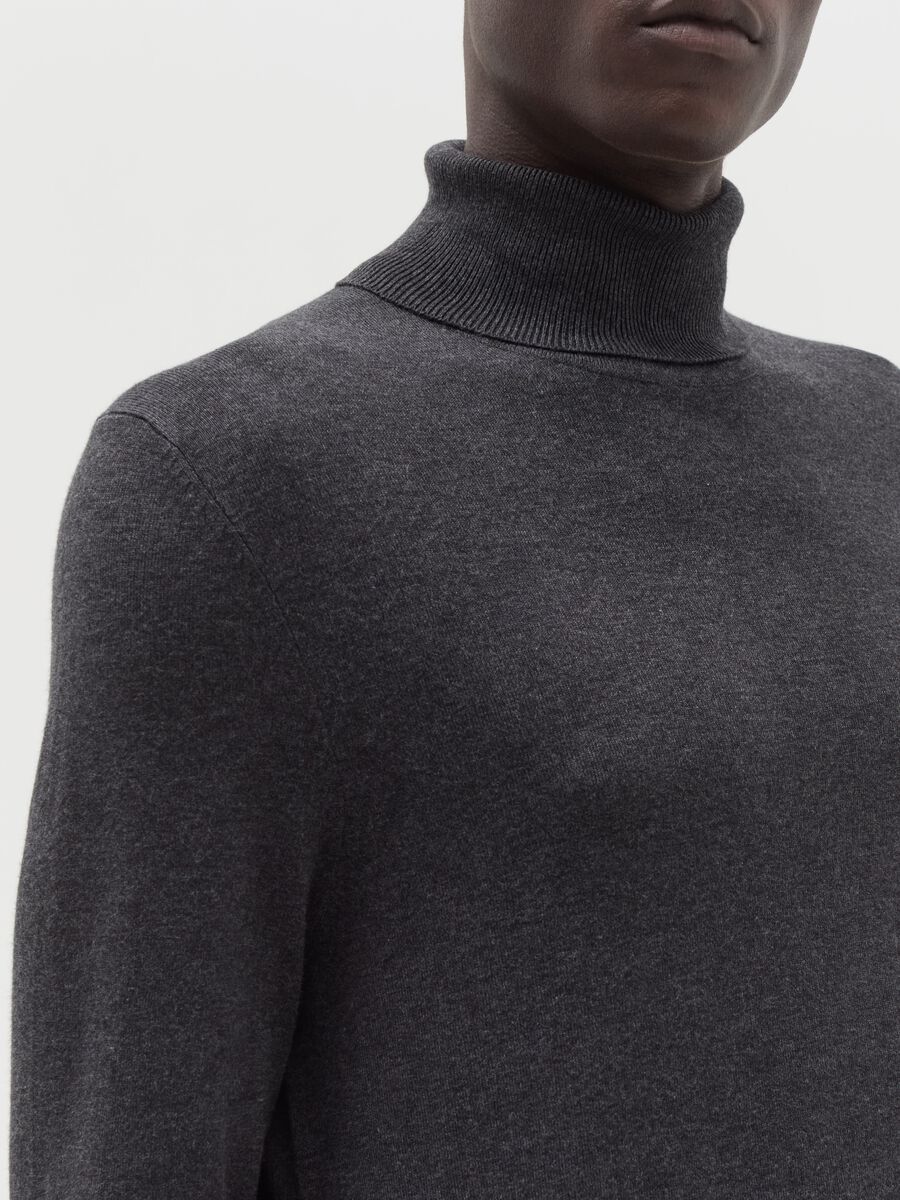 Pullover with high neck_3