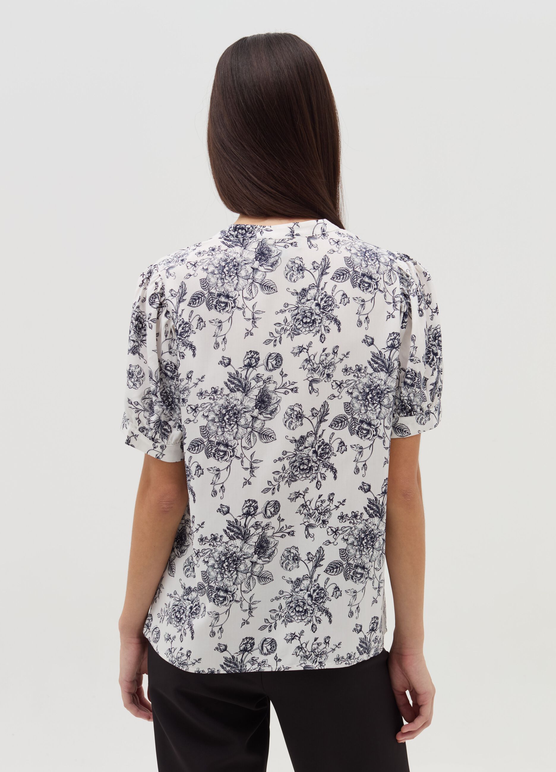 Blouse with pattern and V neck