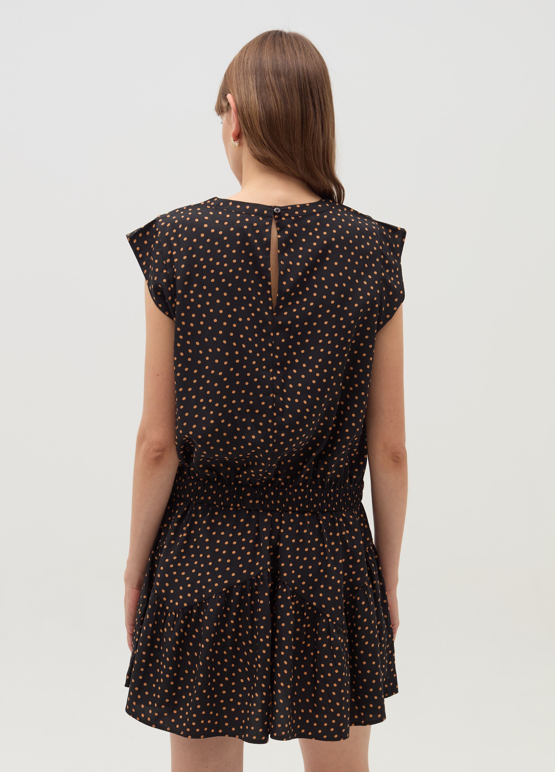 Sleeveless blouse with patterned flounce