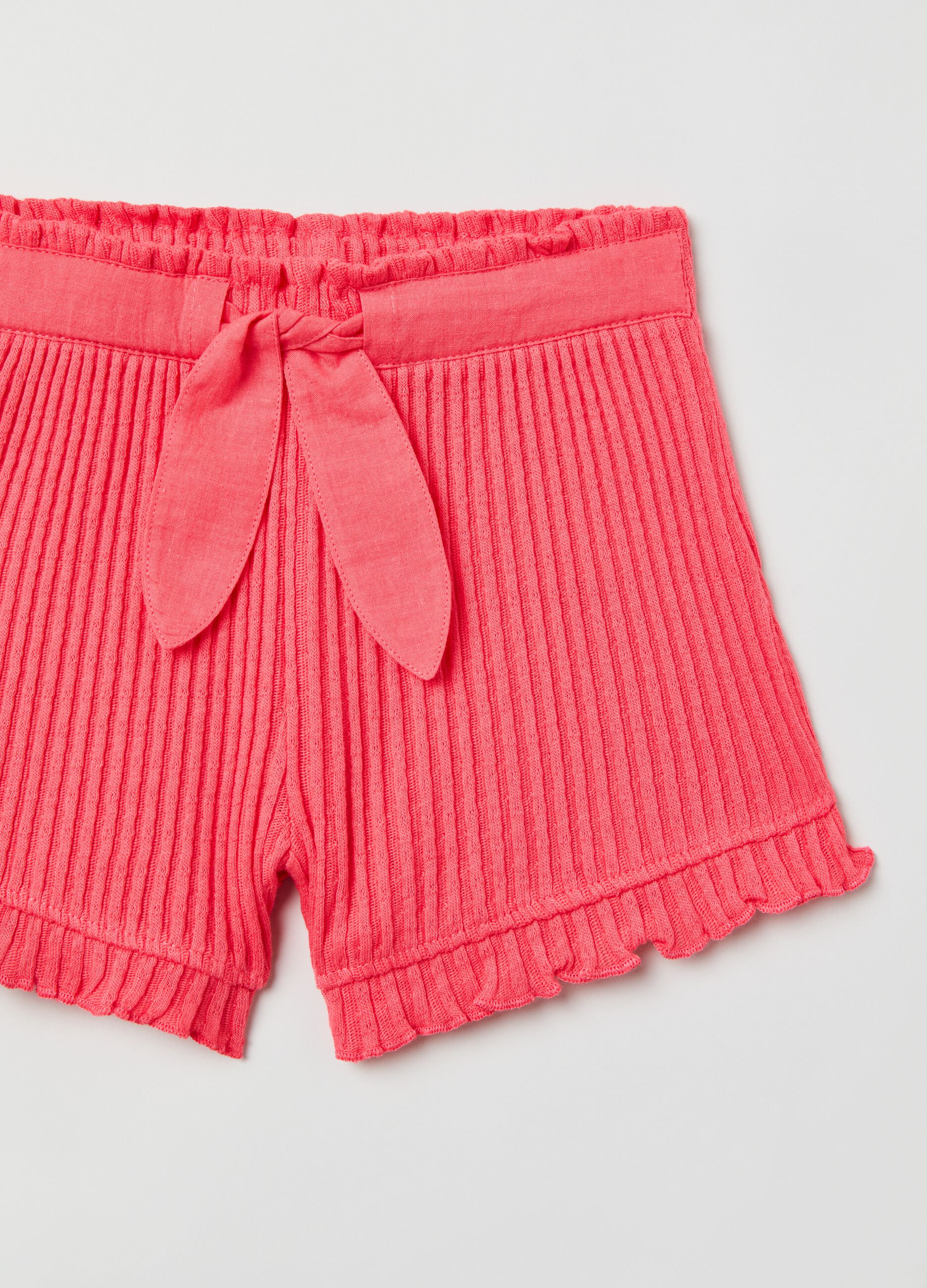Shorts in textured fabric with ribbing