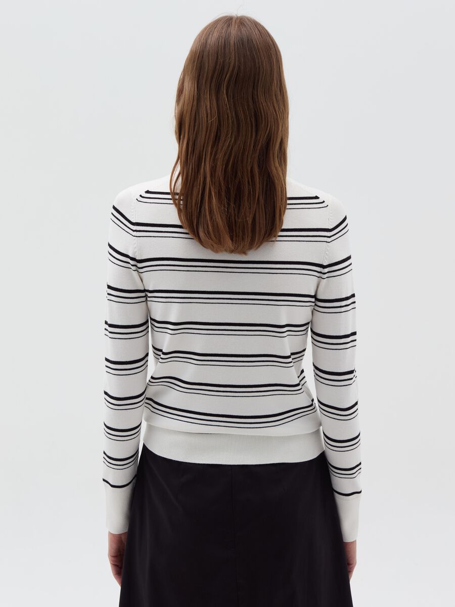 Long-sleeved striped knit shirt_2