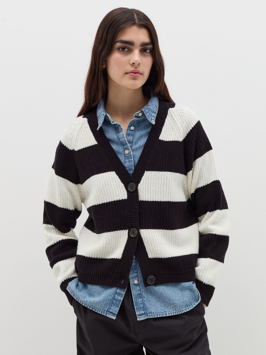 Pullover with striped pattern and V neck_1