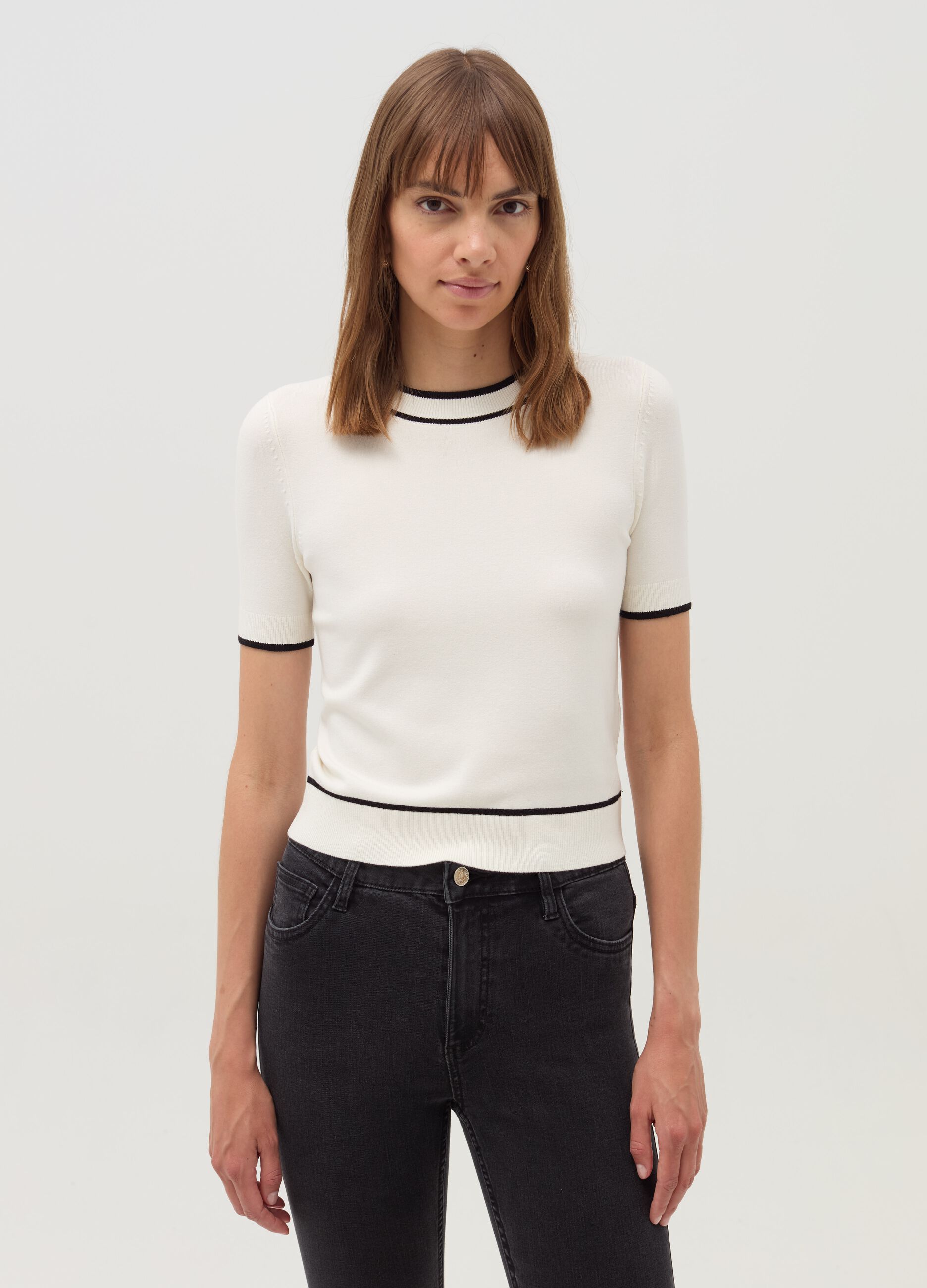 Short-sleeved top with contrasting edges