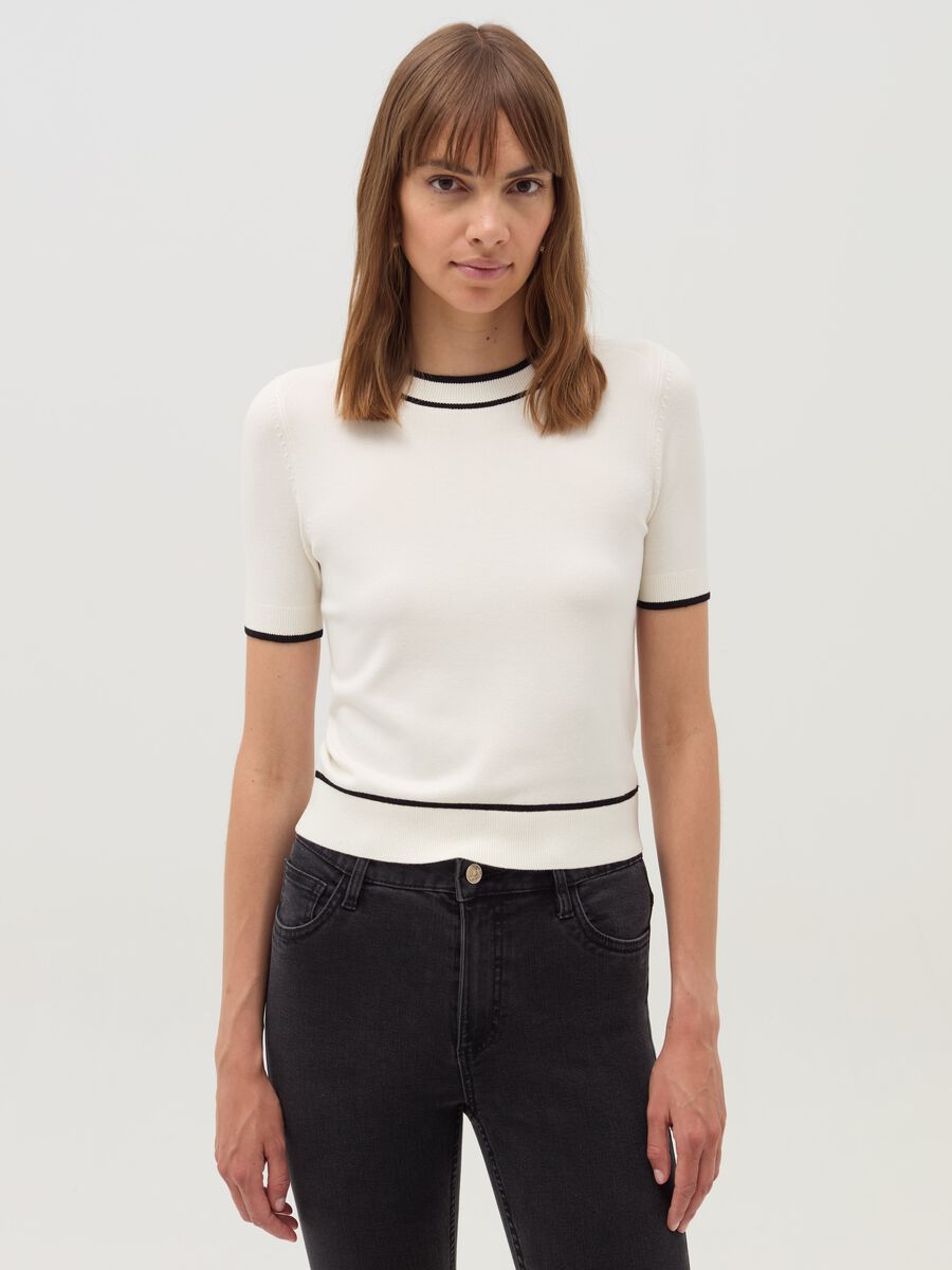 Short-sleeved top with contrasting edges_0