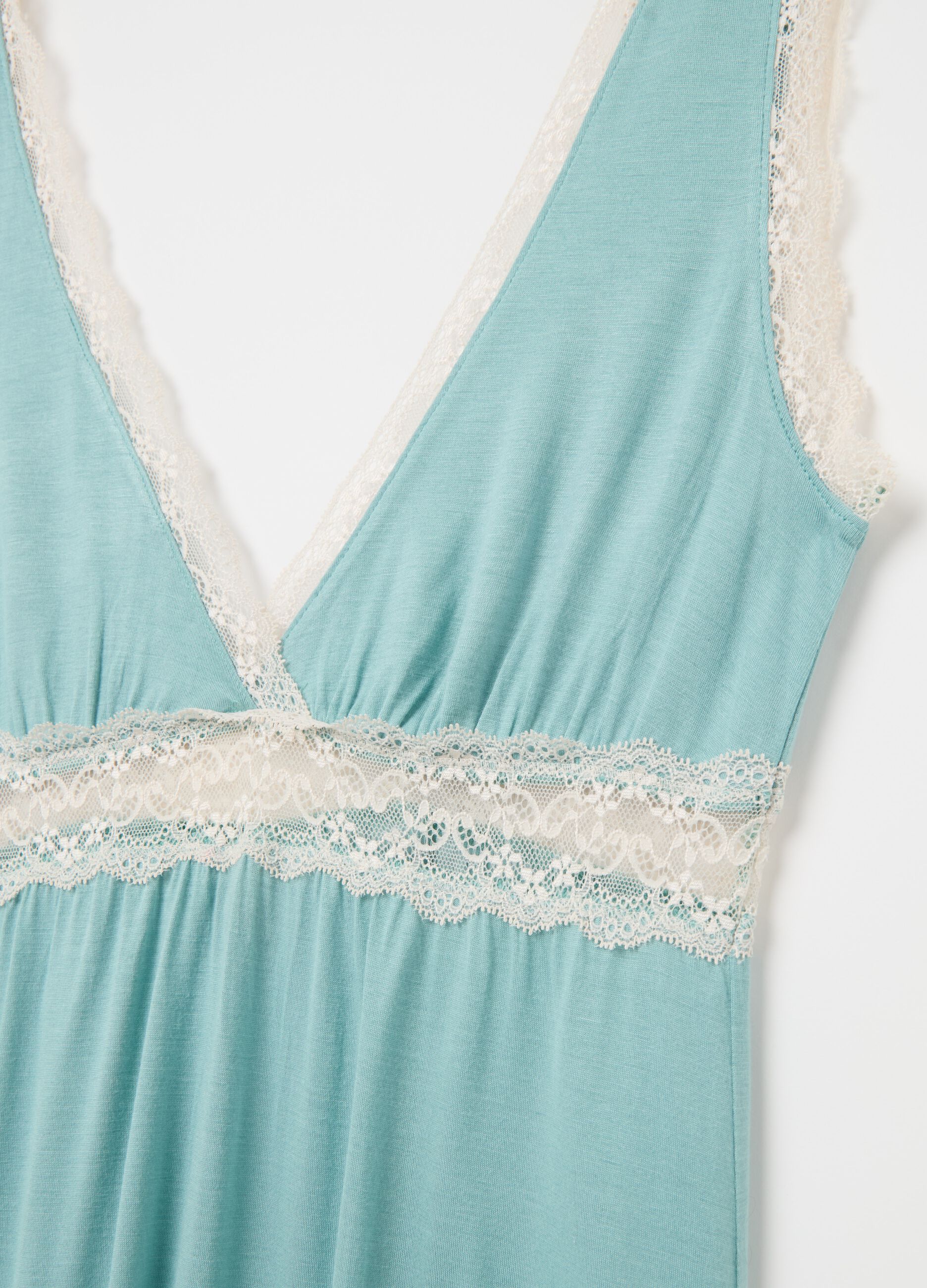 Sleeveless nightdress with lace