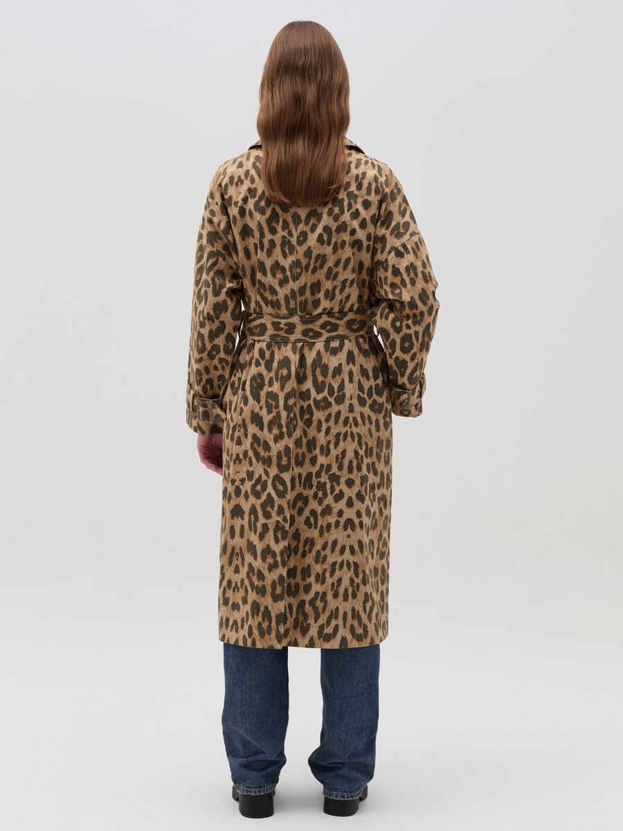 Double-breasted trench coat with animal print_2