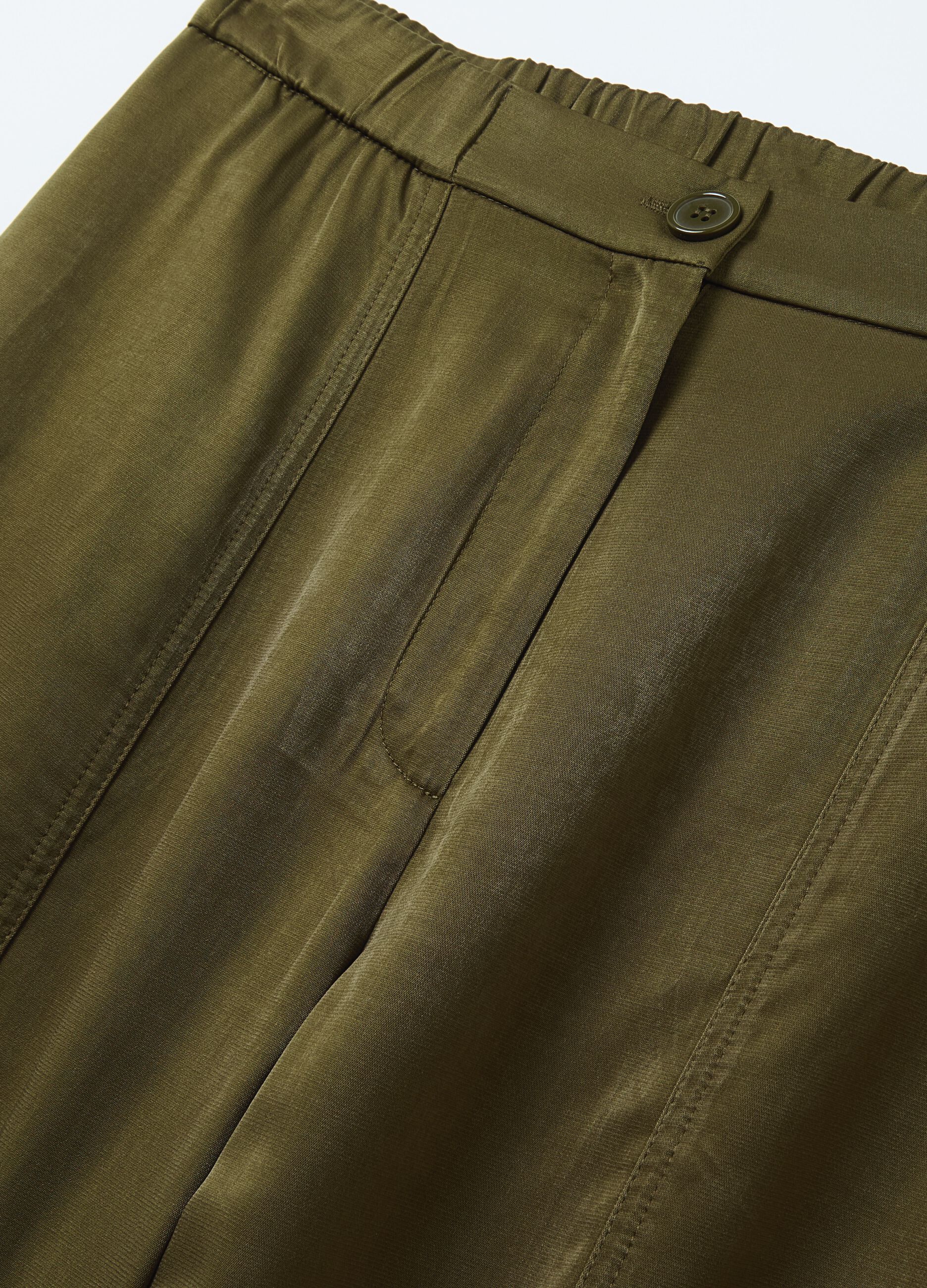 Pull-on trousers with raised stitching