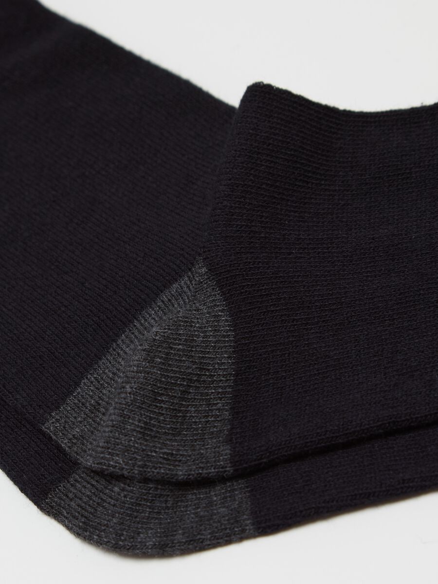 Three-pair pack short socks with contrasting details_1