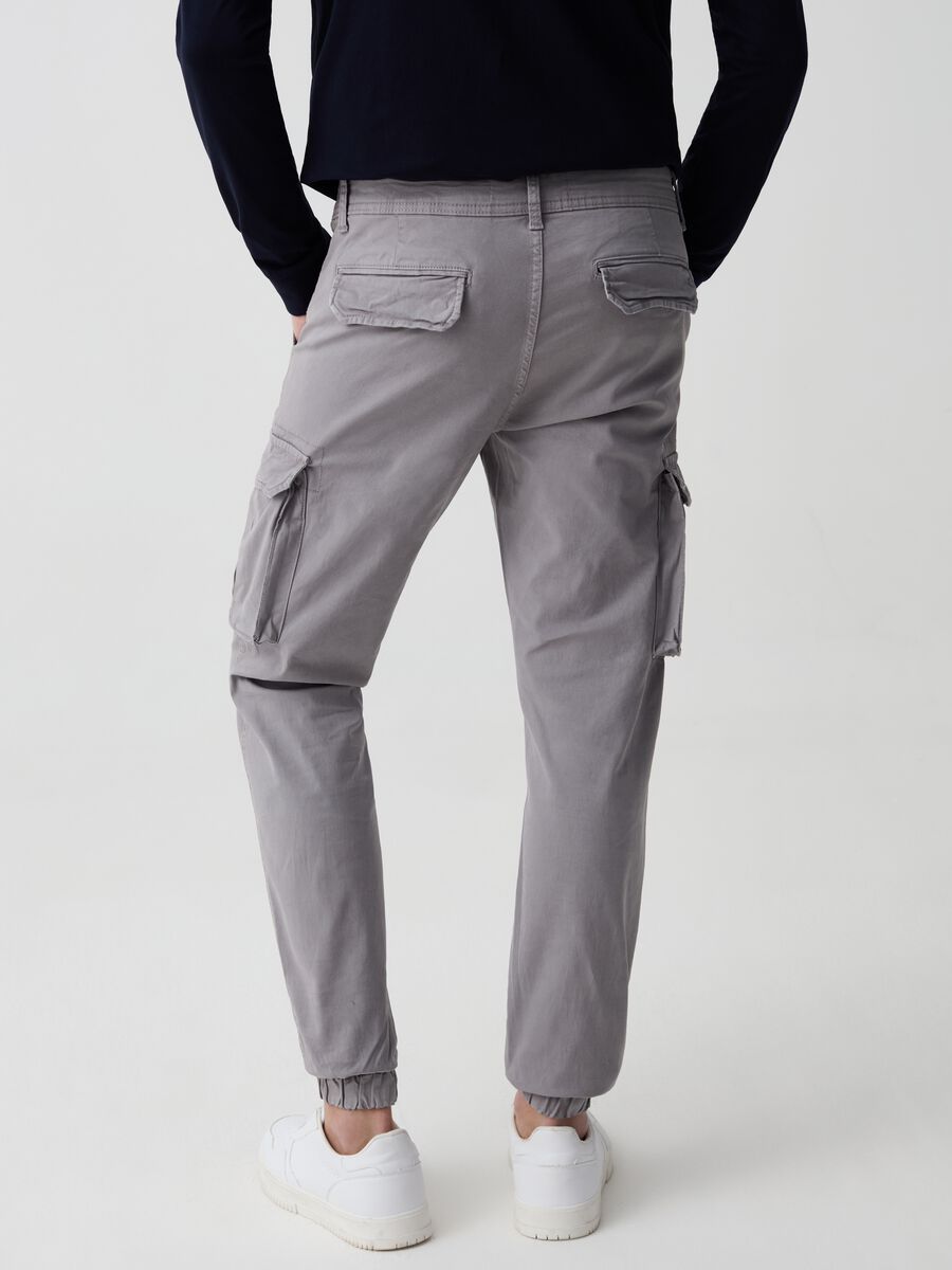I pantaloni con le tasche moda 2023 dai colori pastello