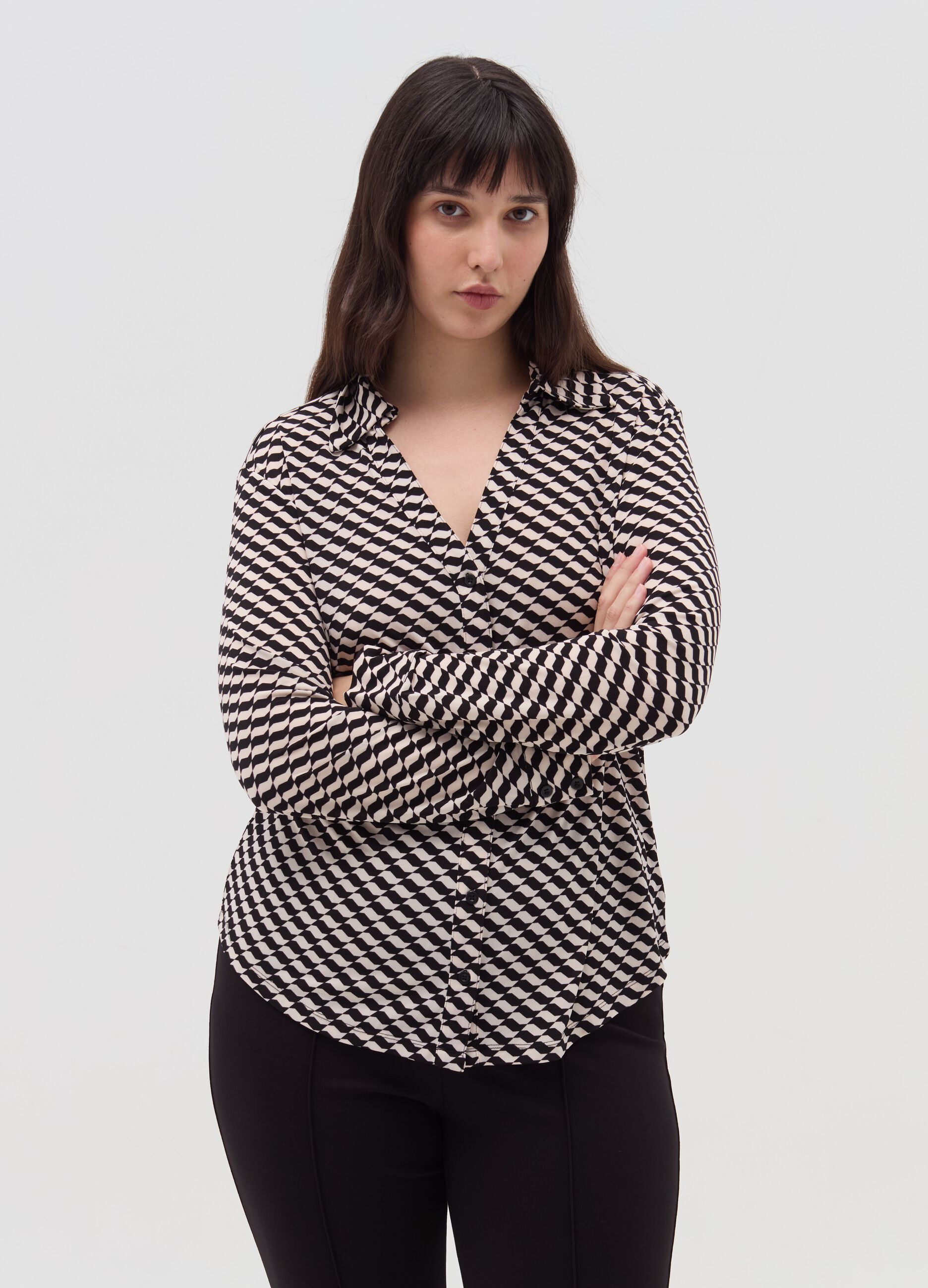 Curvy shirt with optical pattern