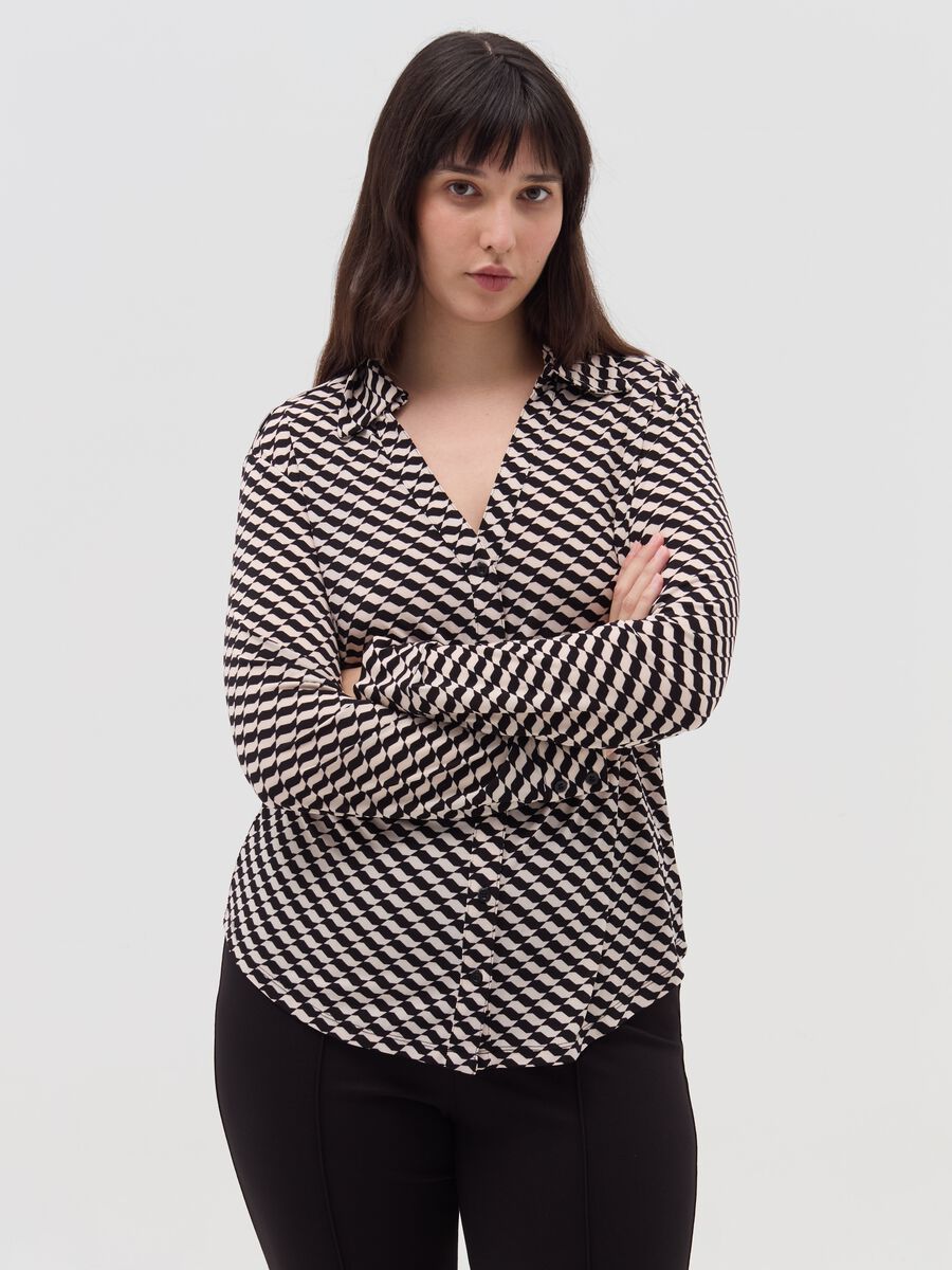 Curvy shirt with optical pattern_0