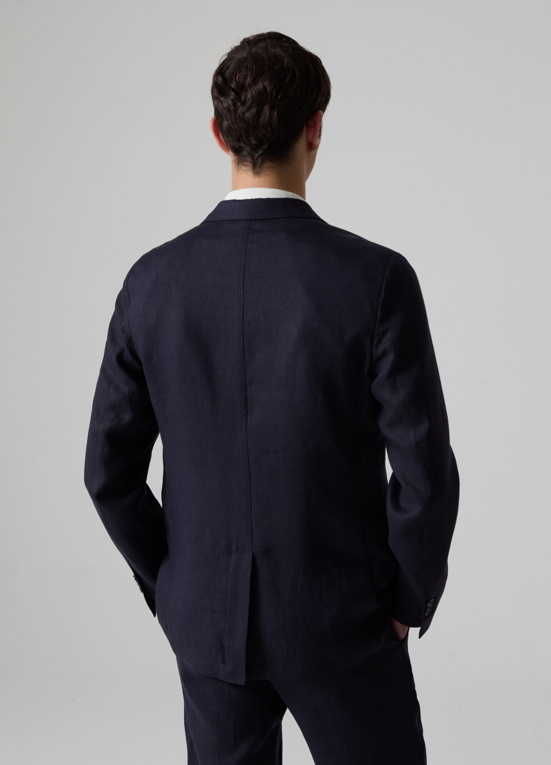 Contemporary single-breasted blazer in linen