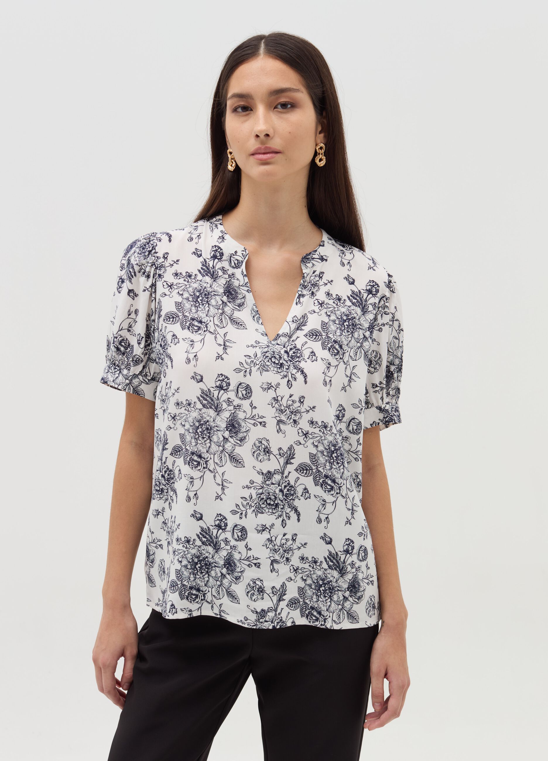 Blouse with pattern and V neck