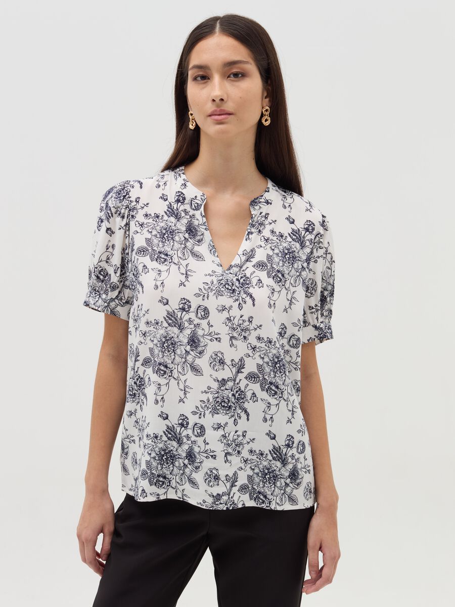 Blouse with pattern and V neck_1