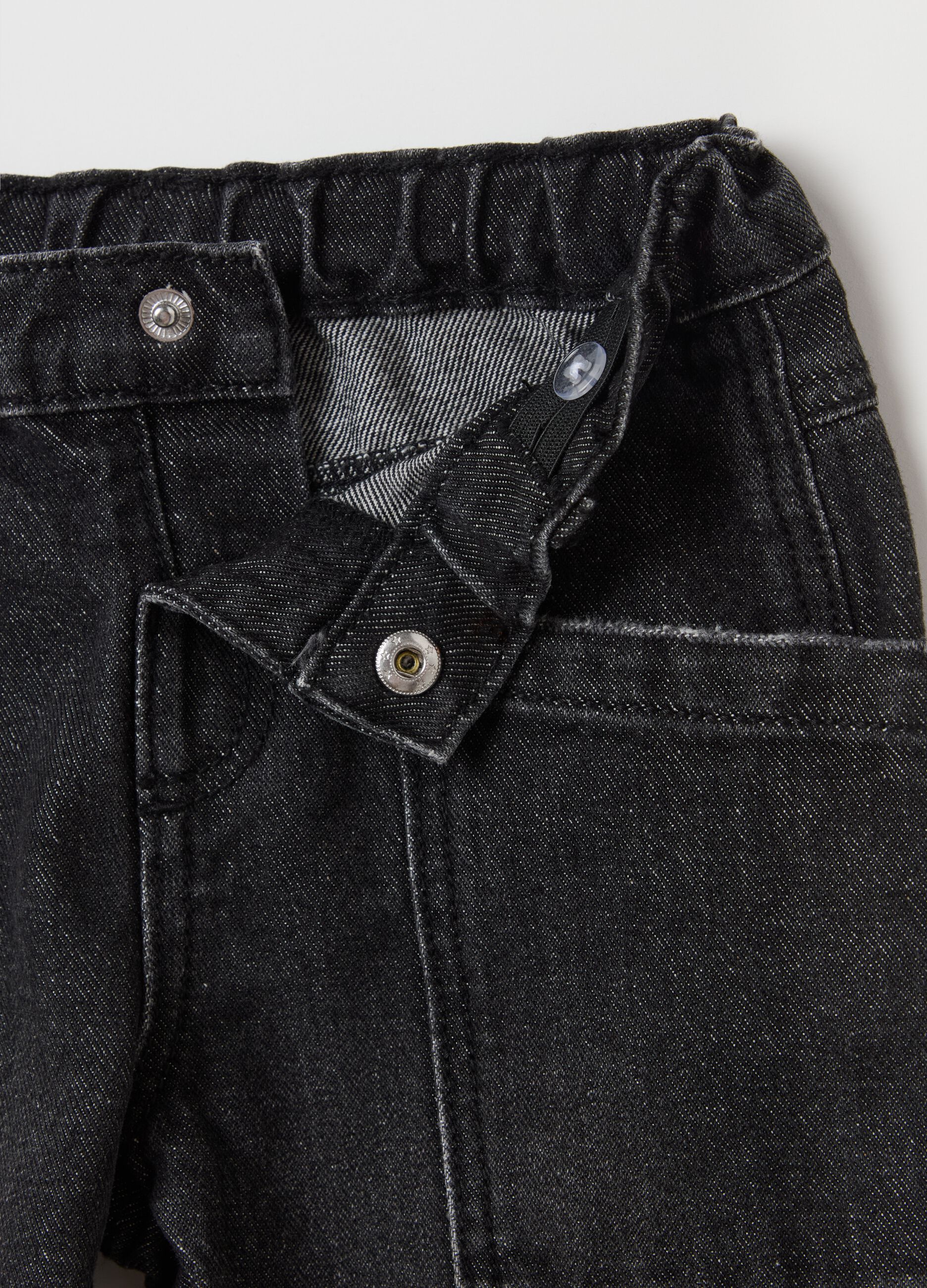 Worn-effect jeans with pockets