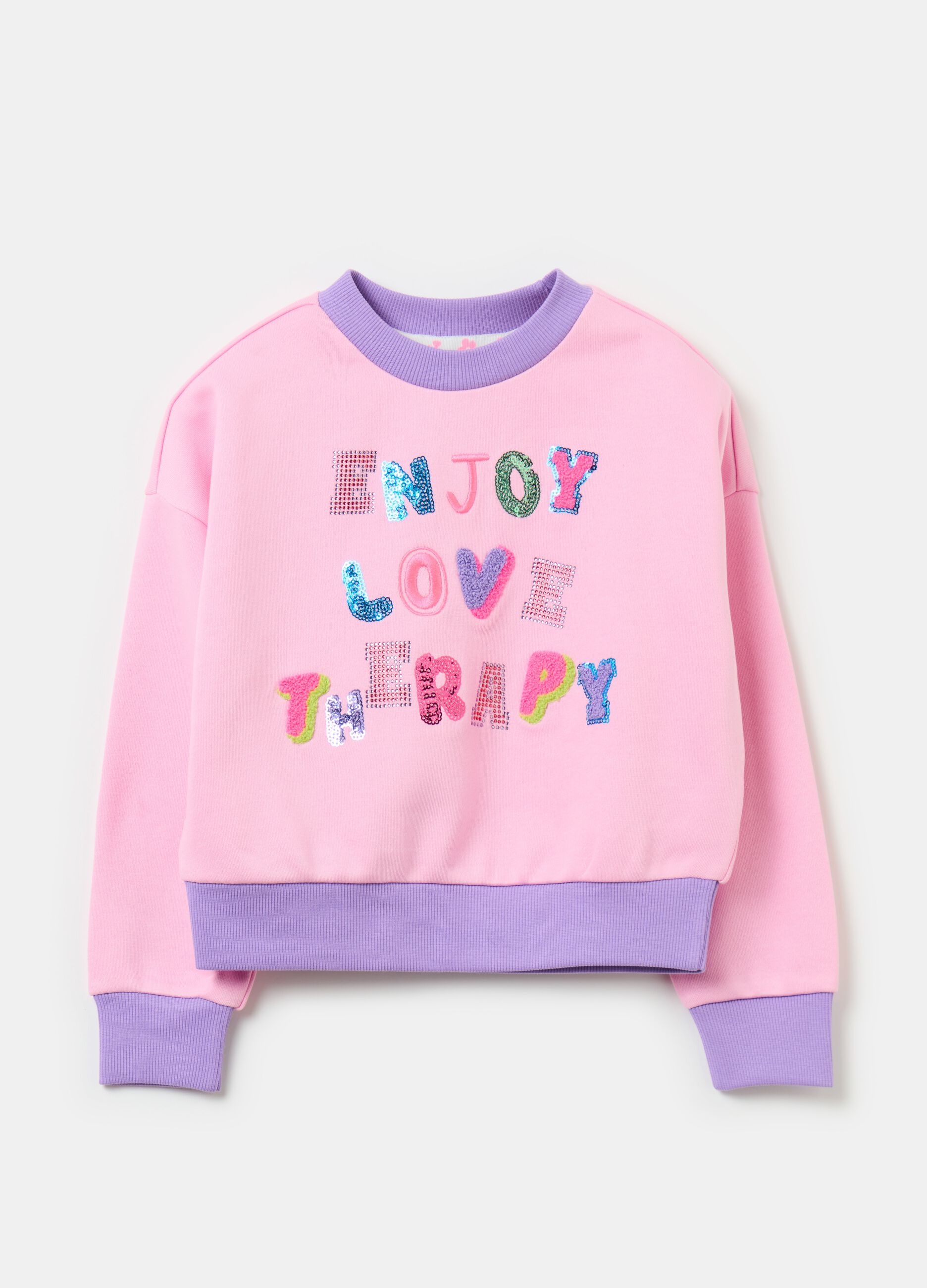 Sweatshirt with lettering application