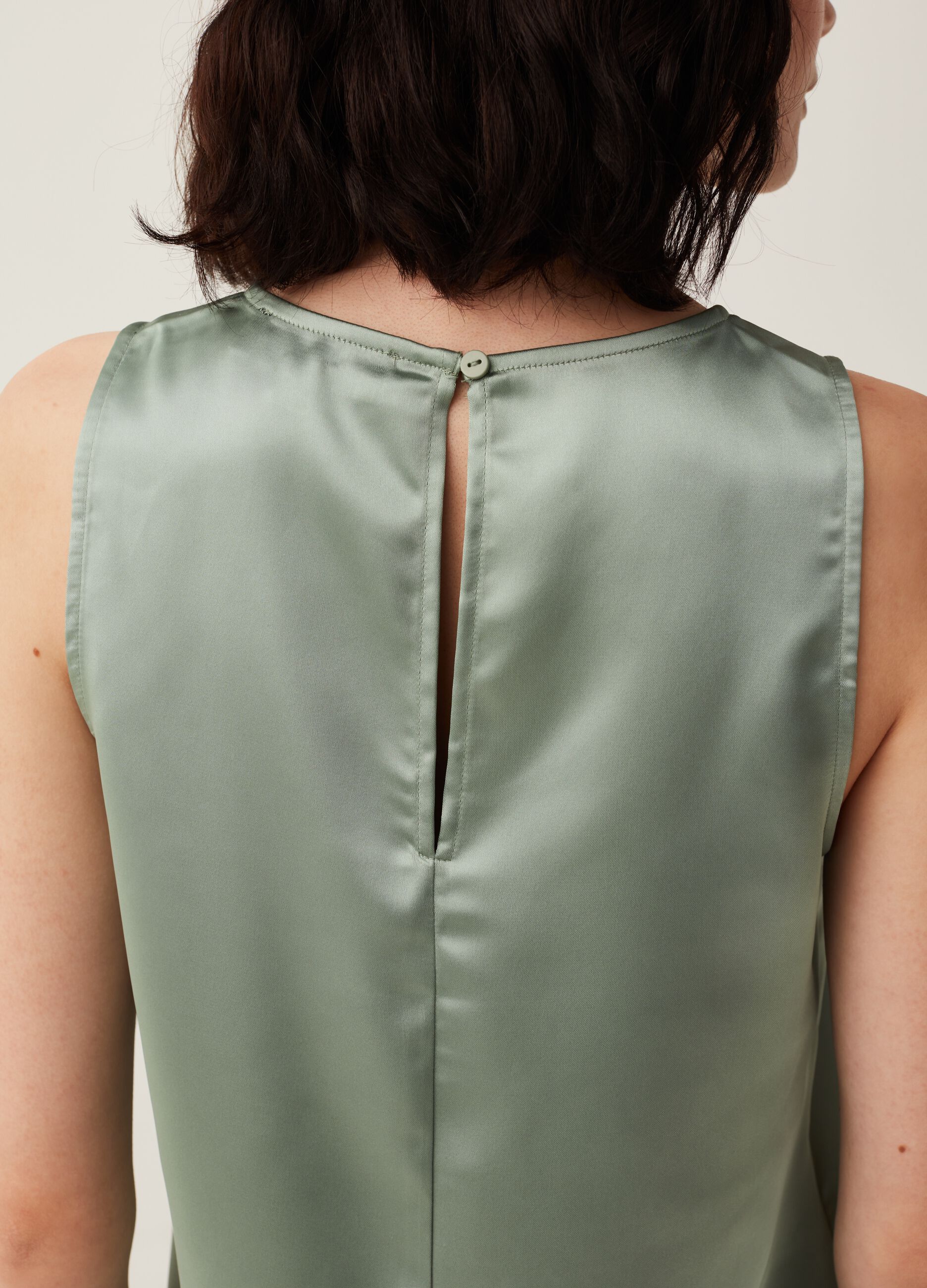 Sleeveless blouse in satin with splits