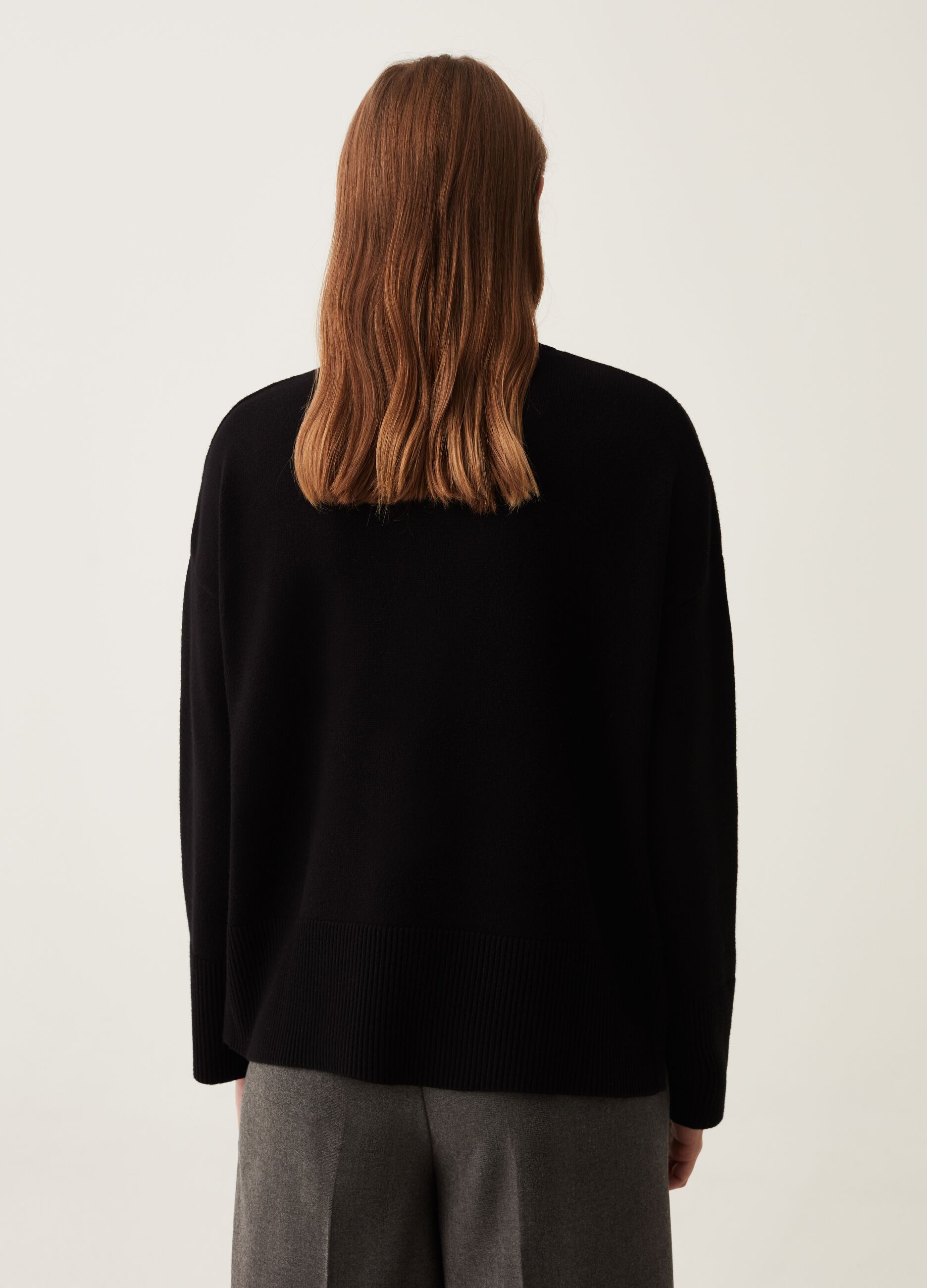 Pullover with round neck and slits