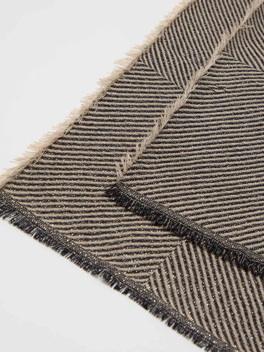 Fringed scarf with herringbone design_2