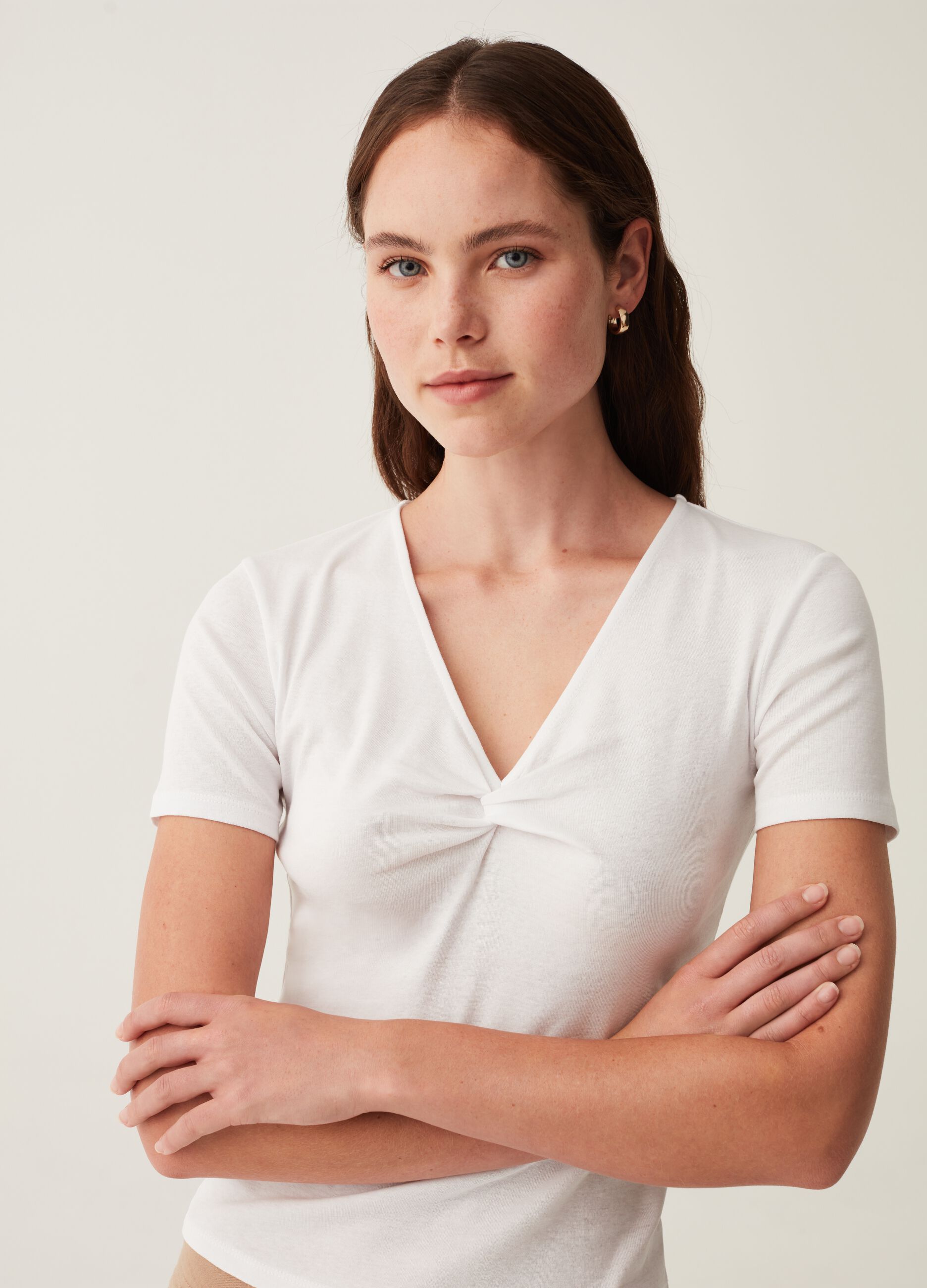 T-shirt with V neck and knot