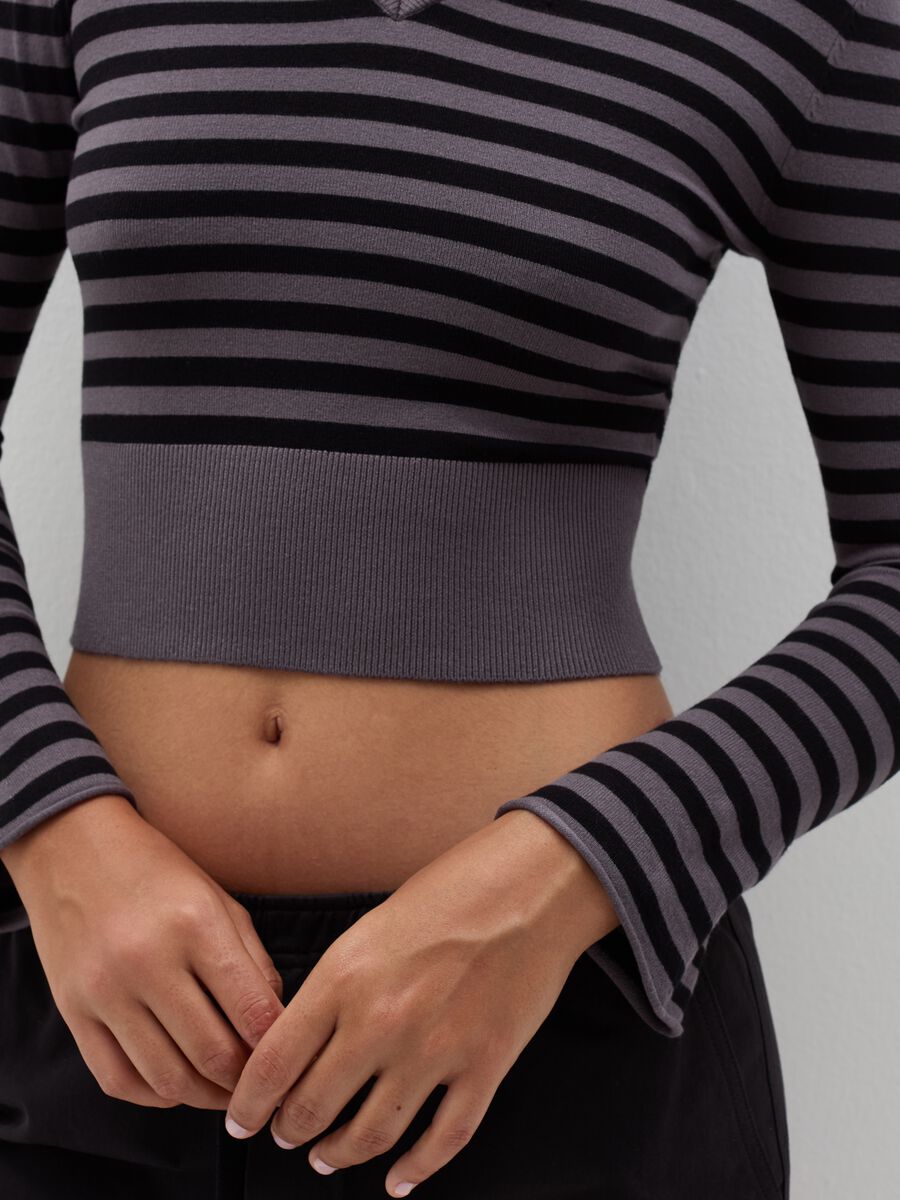 Crop pullover with V neck and stripes_3