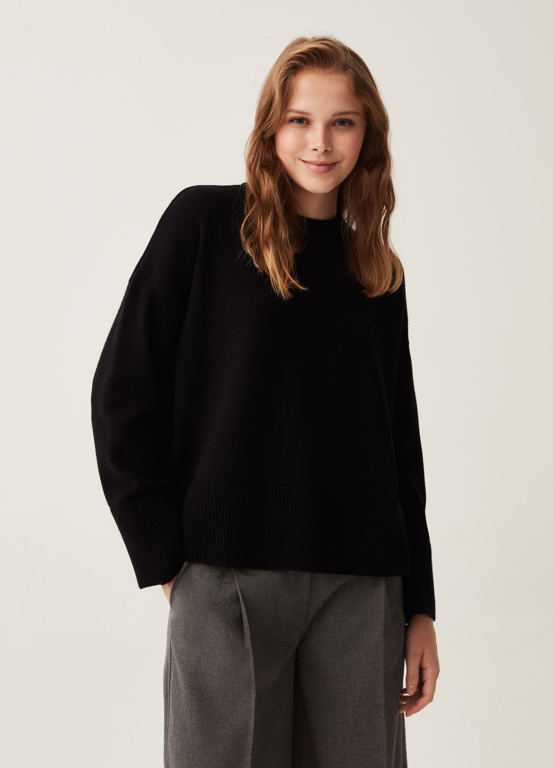 Pullover with round neck and slits