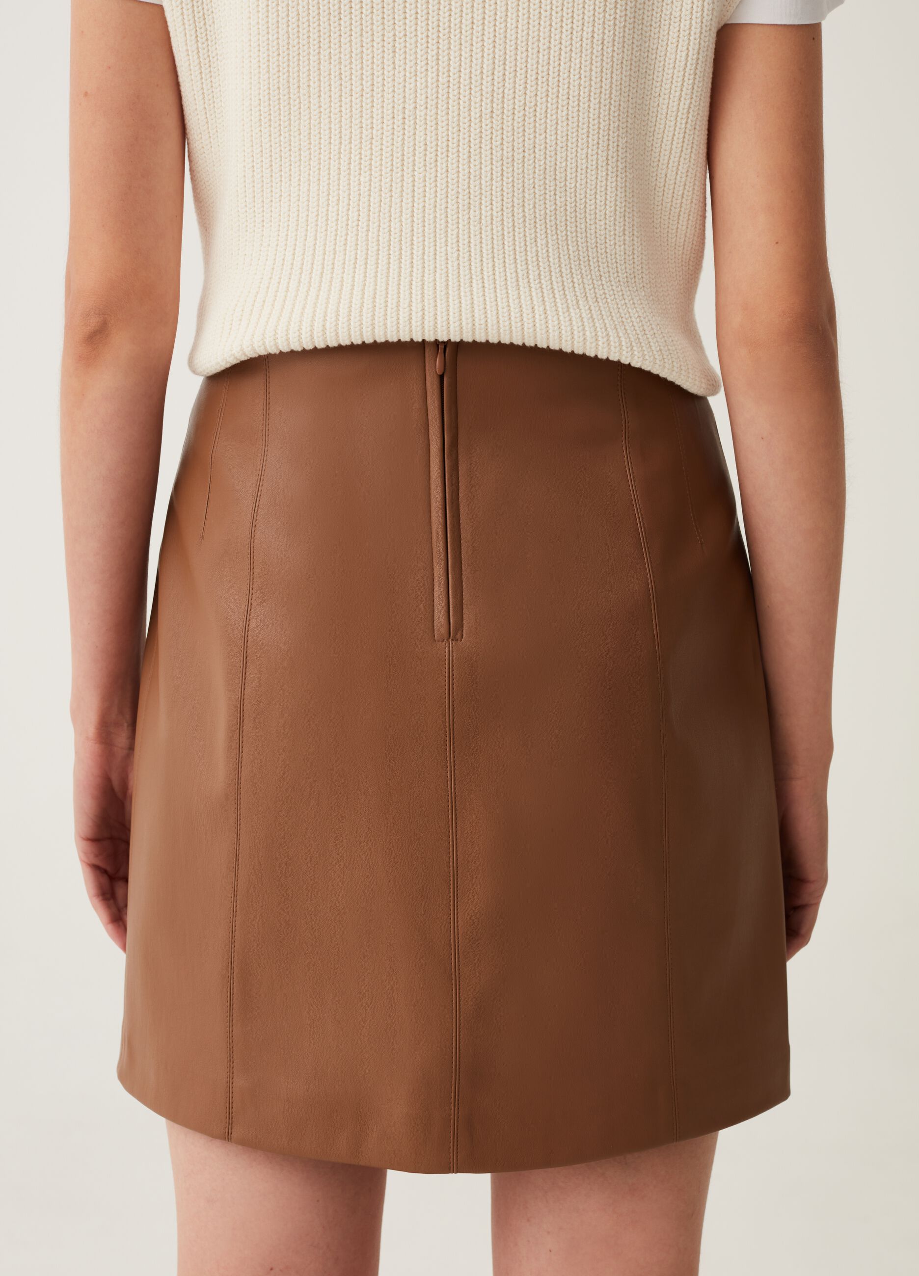 Shiny effect short pencil skirt