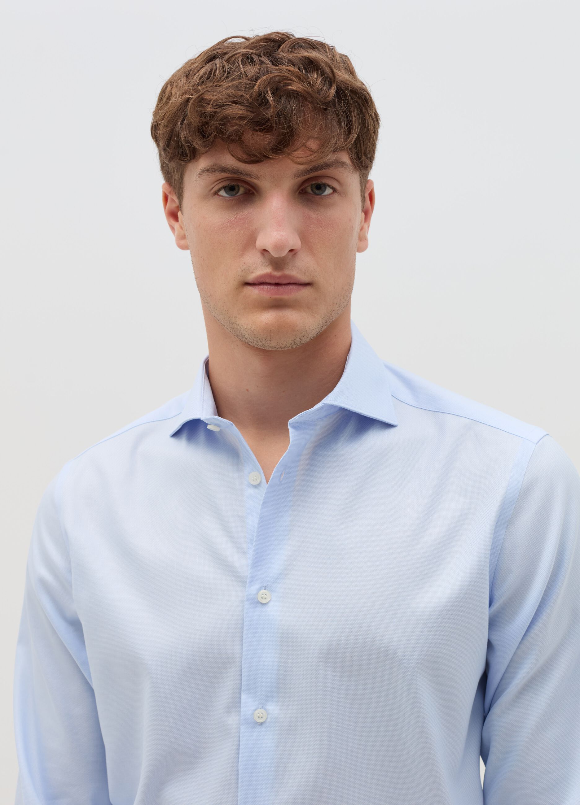 Slim-fit shirt with cut-away collar