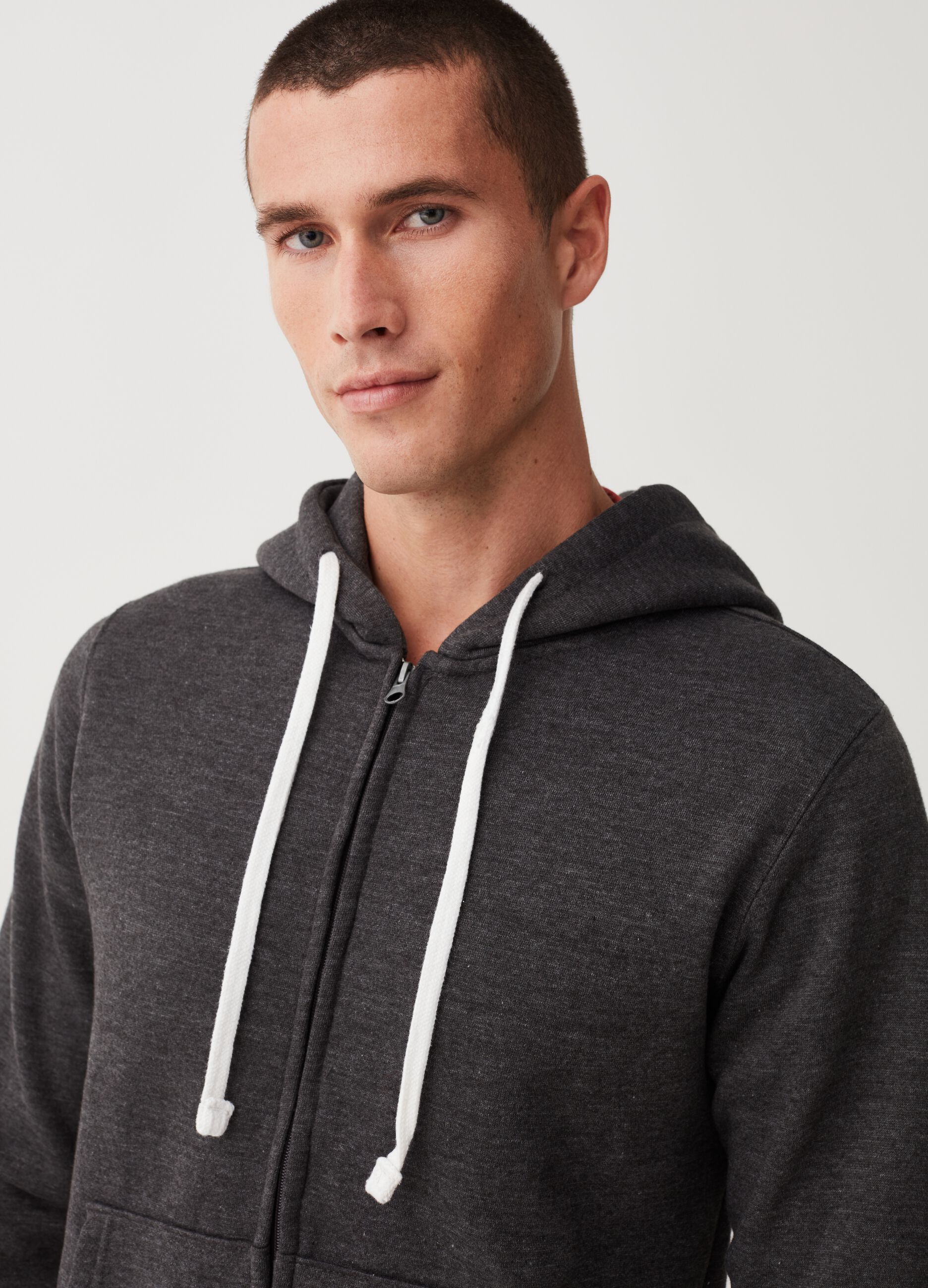 Hooded sweatshirt with zip closure