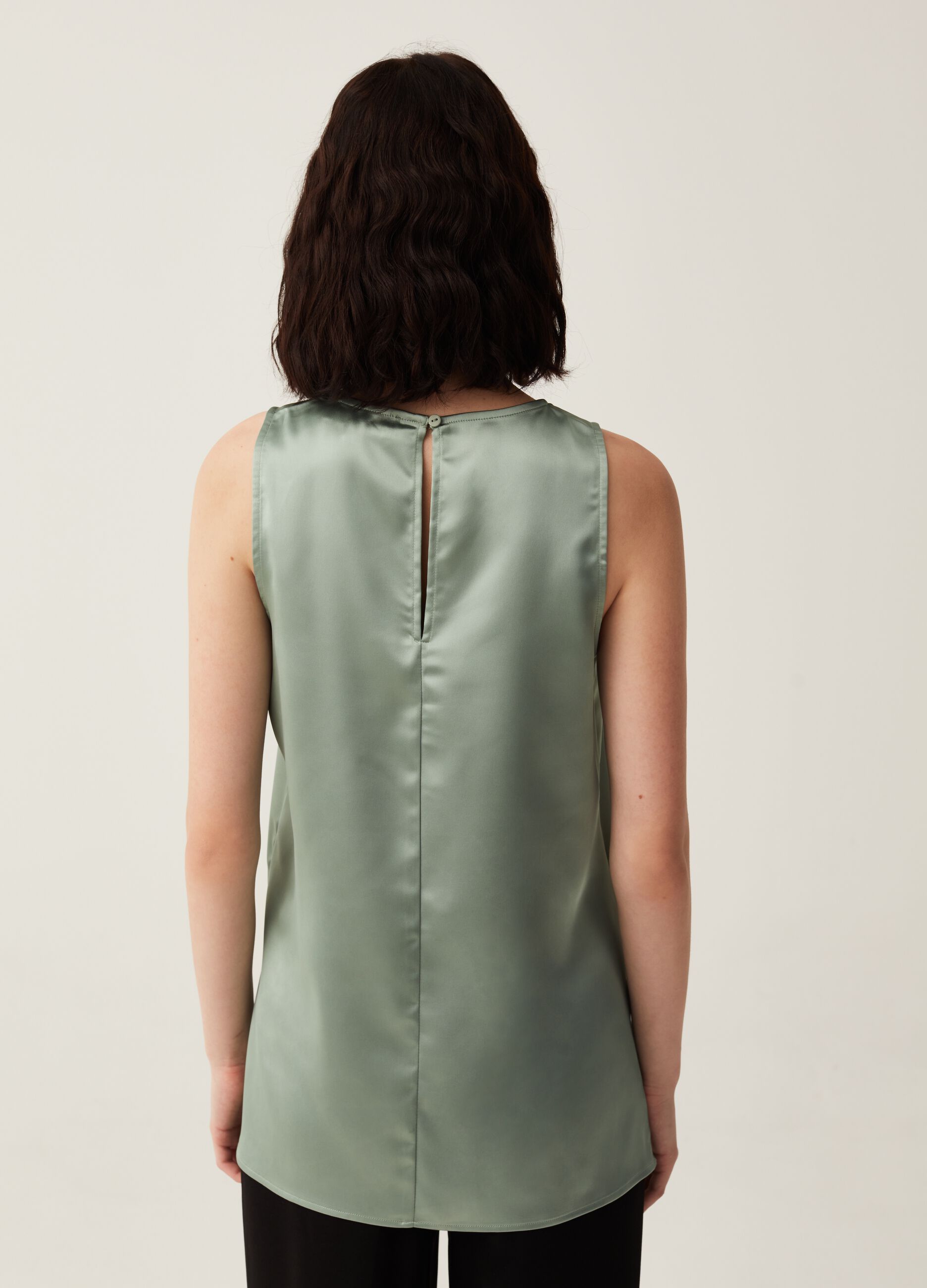 Sleeveless blouse in satin with splits