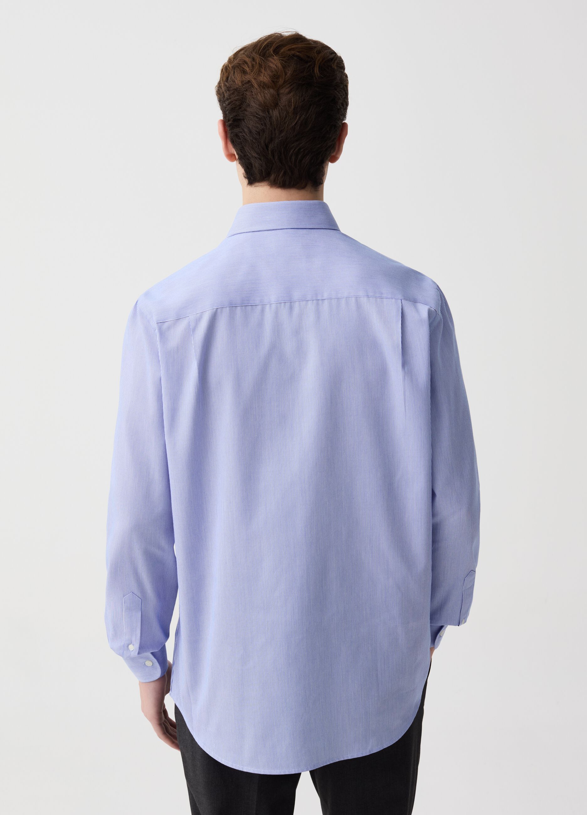 Regular-fit easy-iron shirt with thin stripes