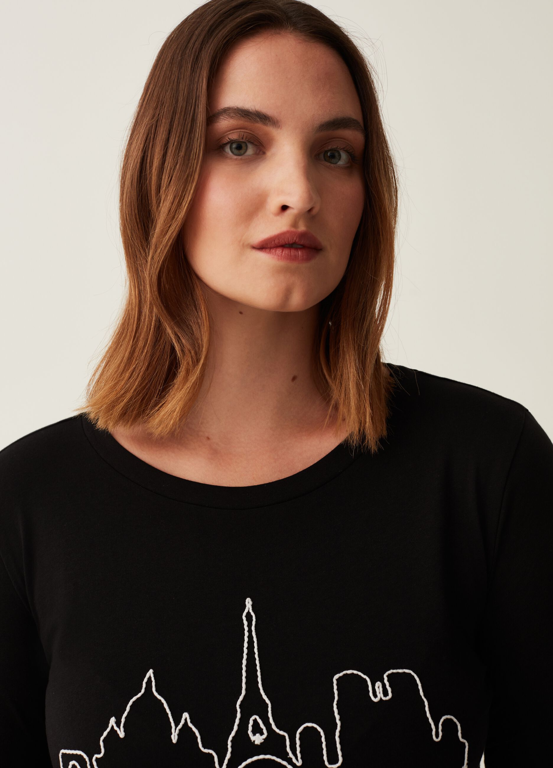 Curvy T-shirt with embroidered skyline