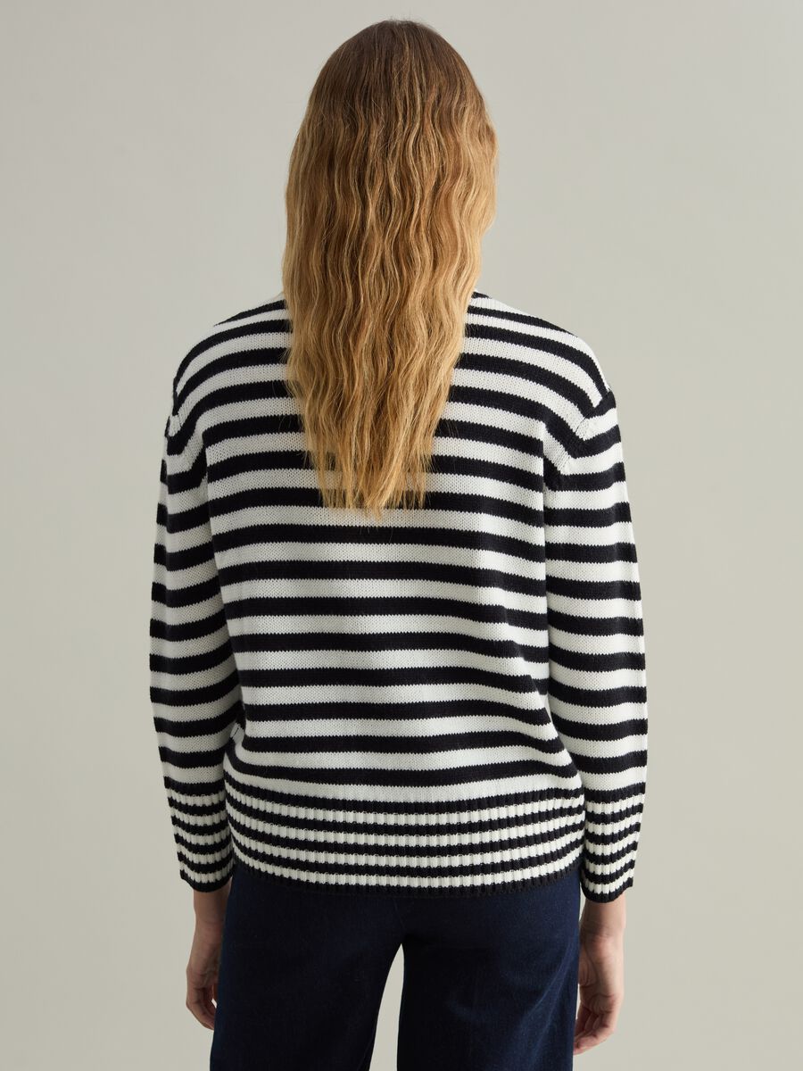 High-neck top with striped pattern_3